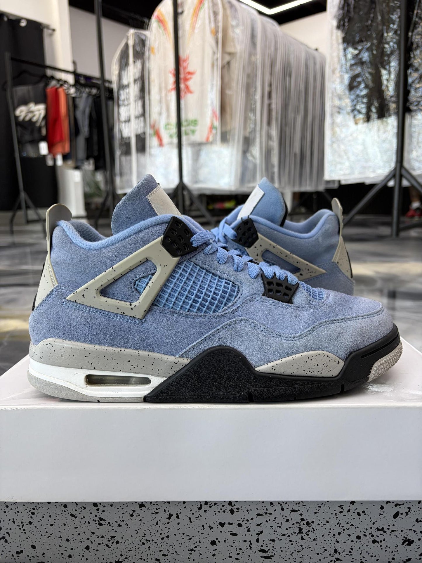 Jordan 4 "University Blue" Used Size 9.5