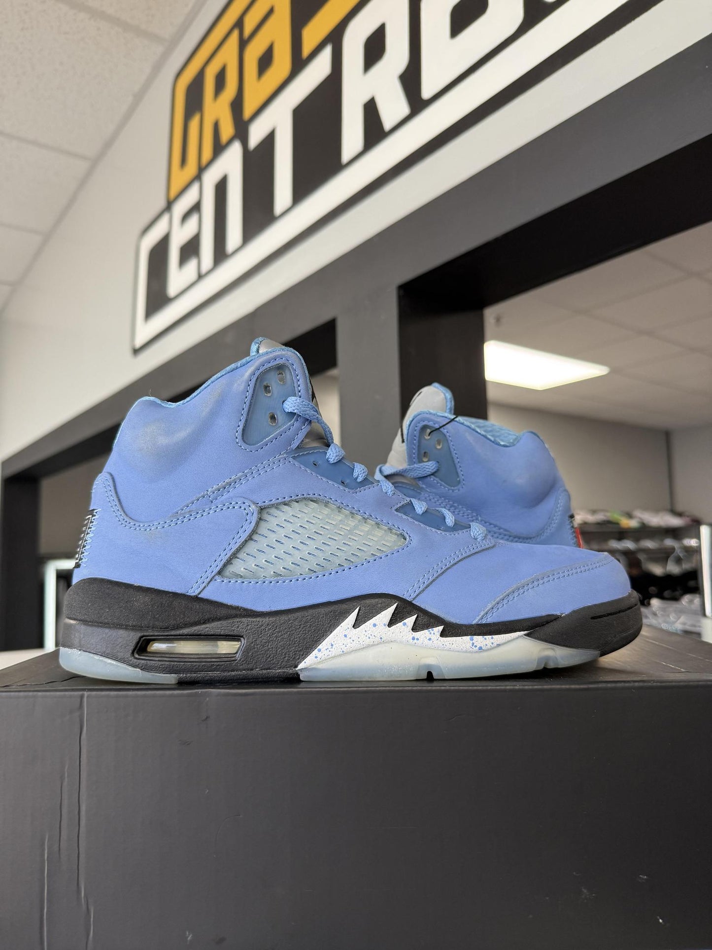 Jordan 5 "University Blue" Used Size 8.5