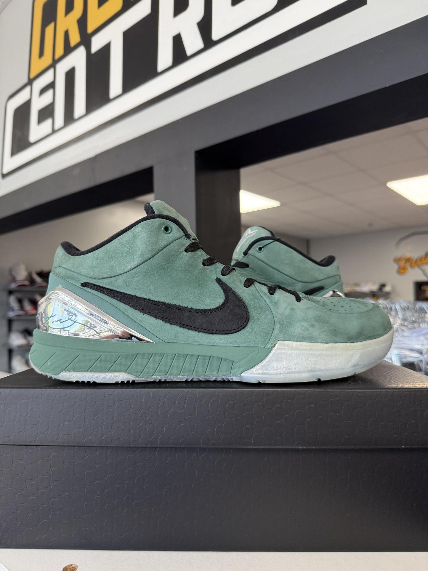 Kobe 4 Girl "Dad" Used Size 12
