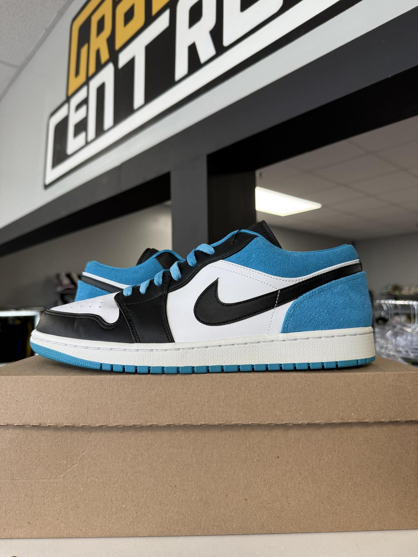 Jordan 1 Low "Blue Laser" Used Size 11.5