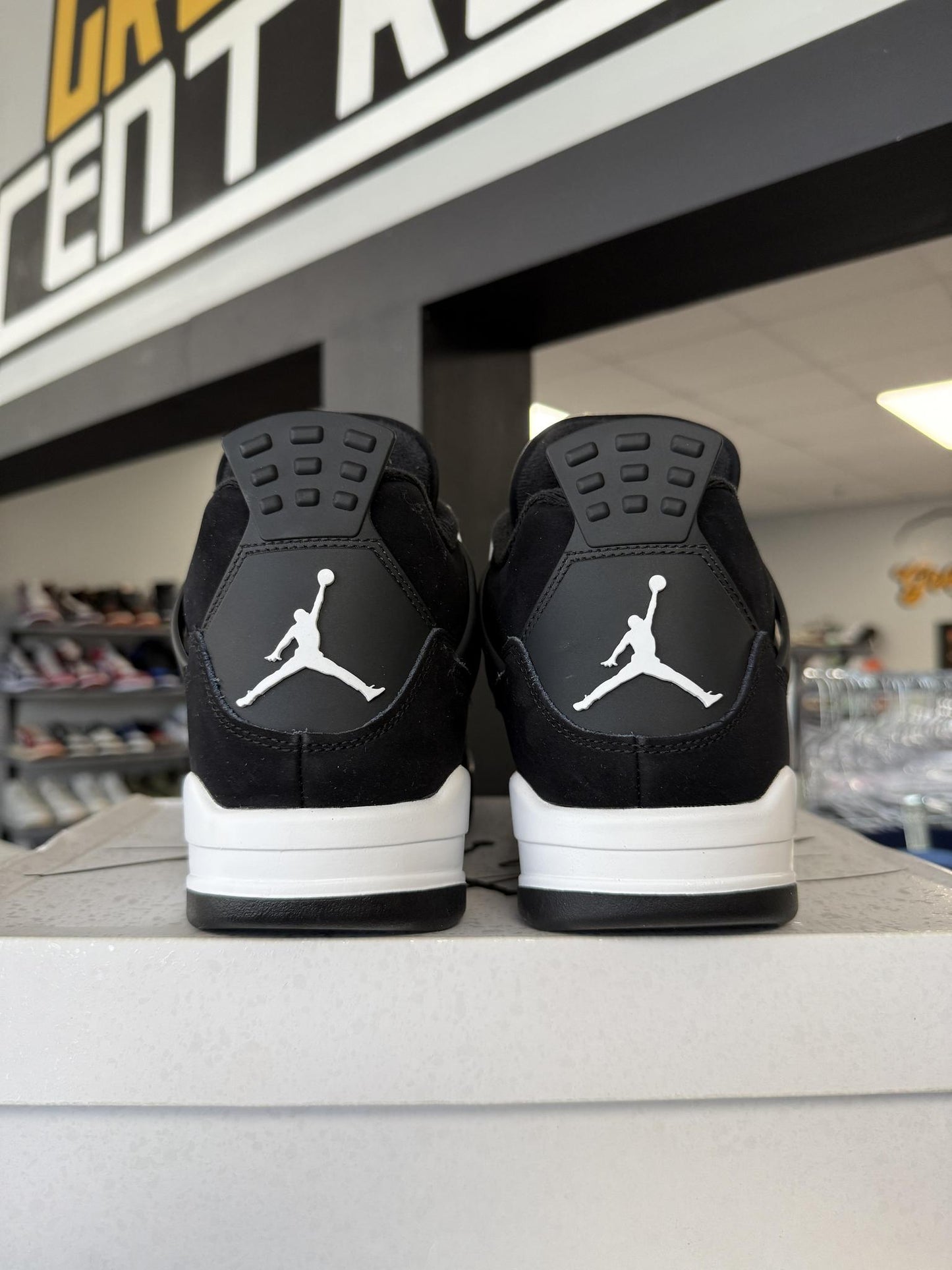 Jordan 4 "White Thunder" Used Size 9