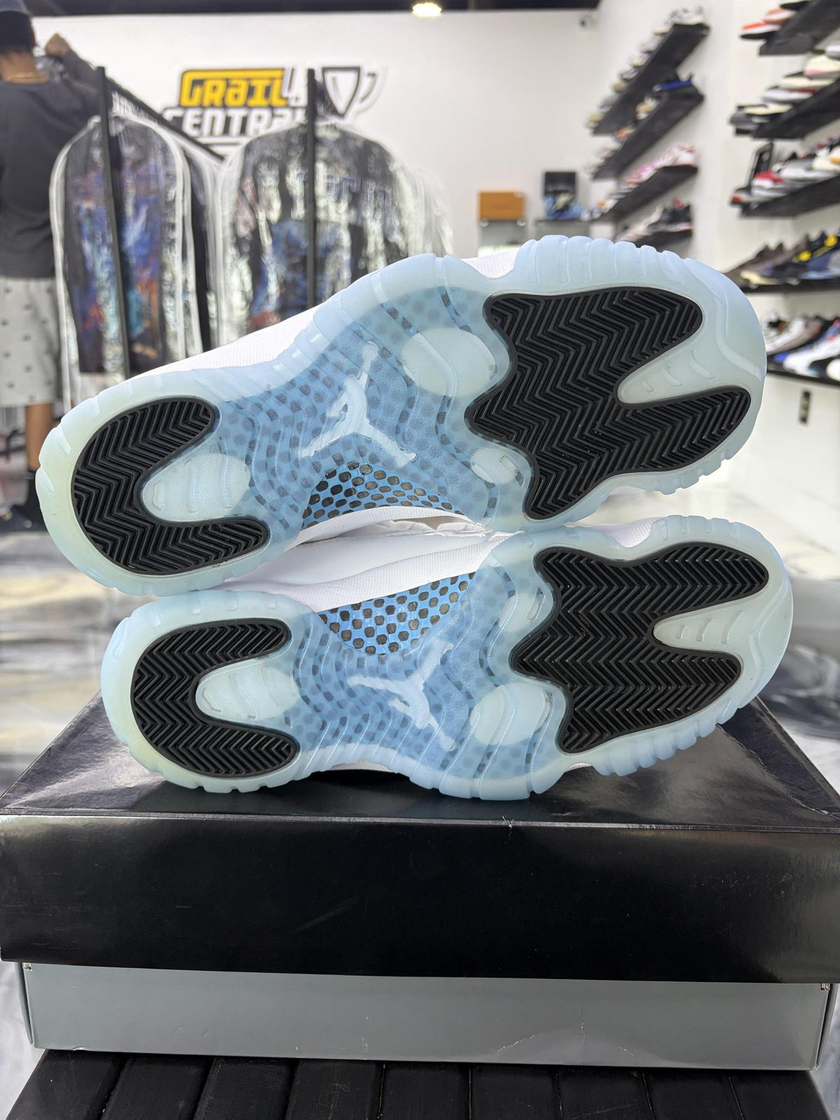 Jordan 11 "Legend Blue" Used Size 9