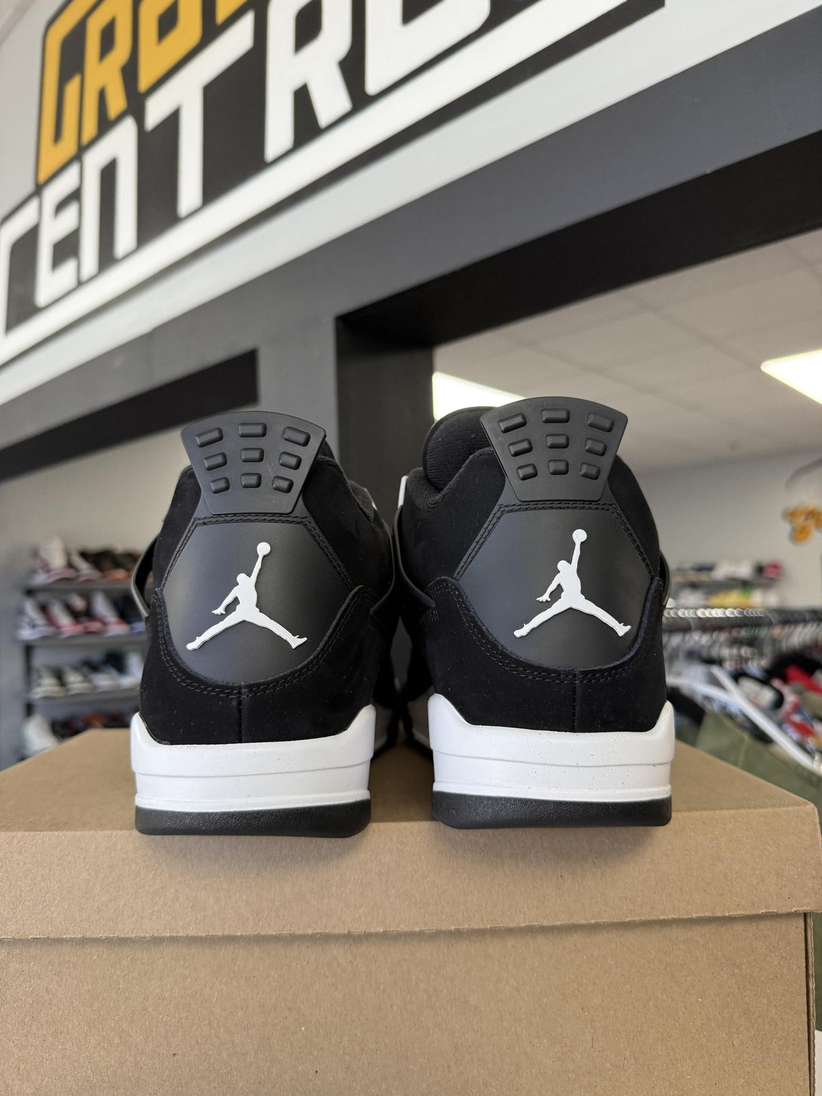 Jordan 4 "White Thunder" Used Size 11