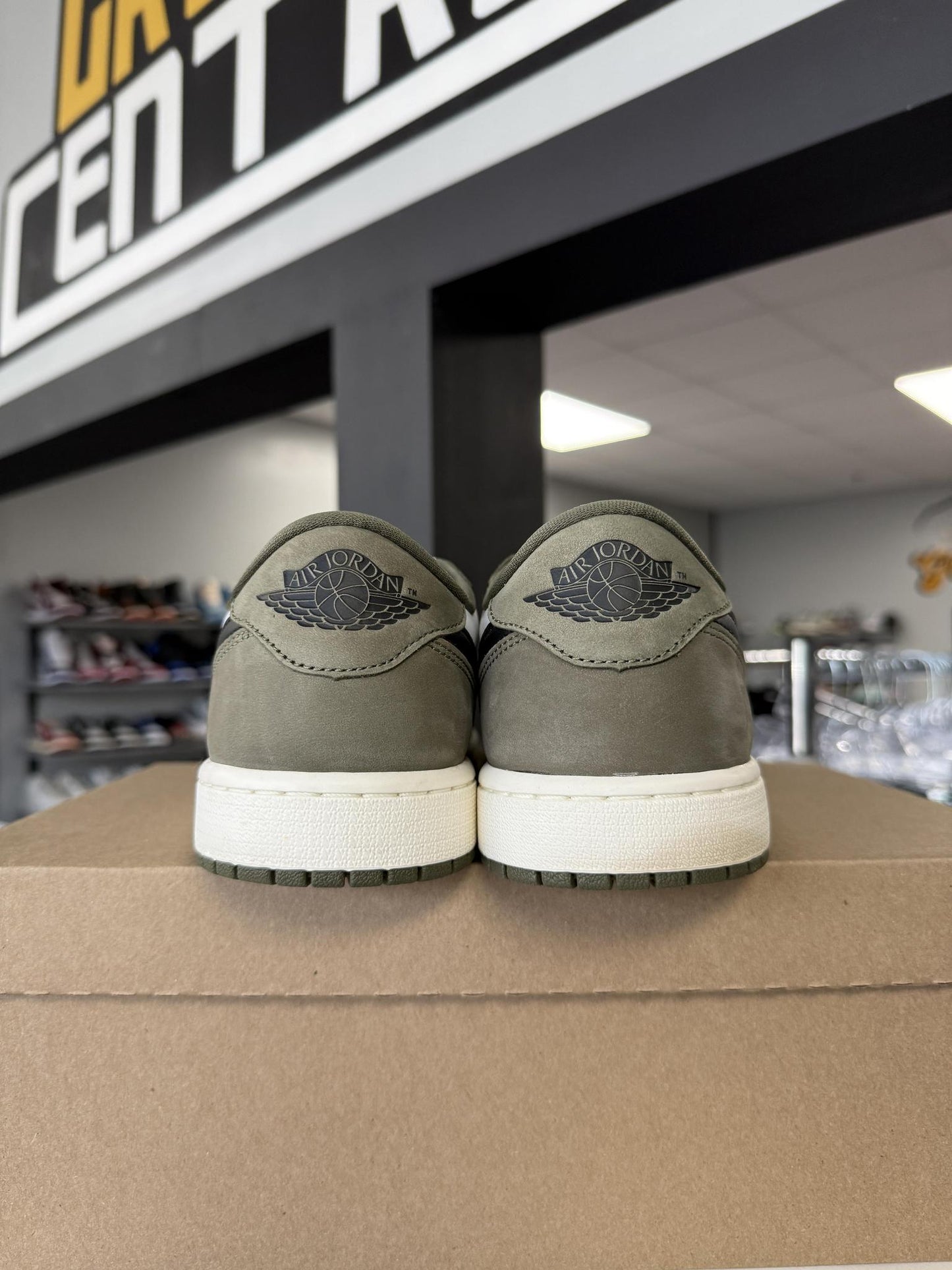 Jordan 1 Low "Medium Olive" Used Size 9.5
