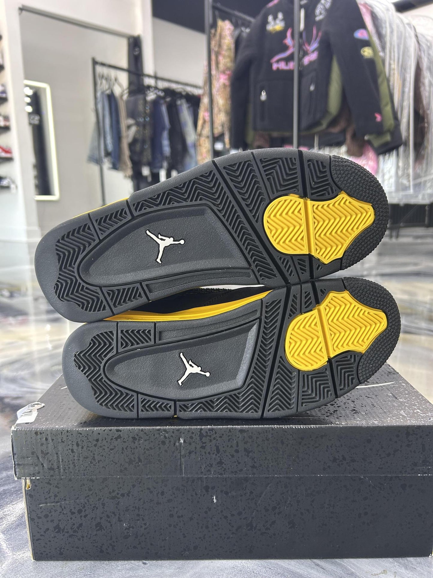 Jordan 4 "Thunder" Used Size 7Y/8.5W