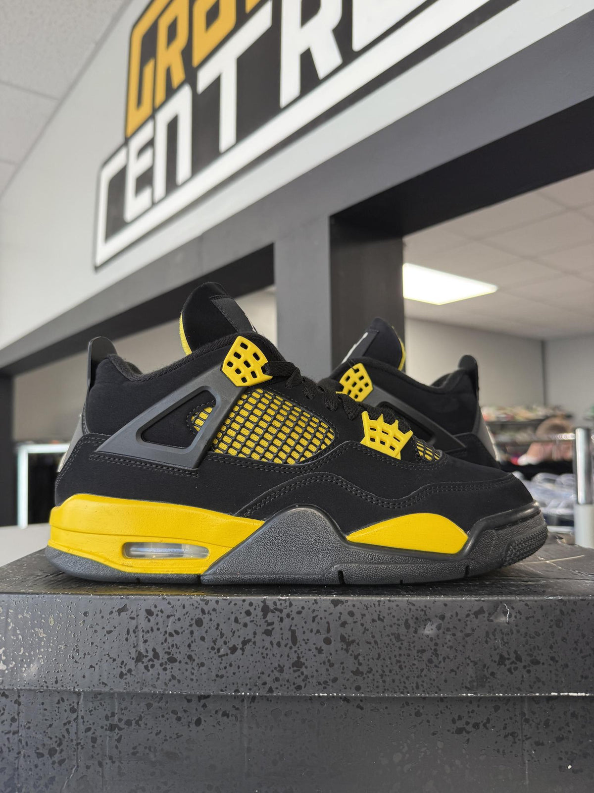 Jordan 4 "Thunder" Used Size 7Y/8.5W