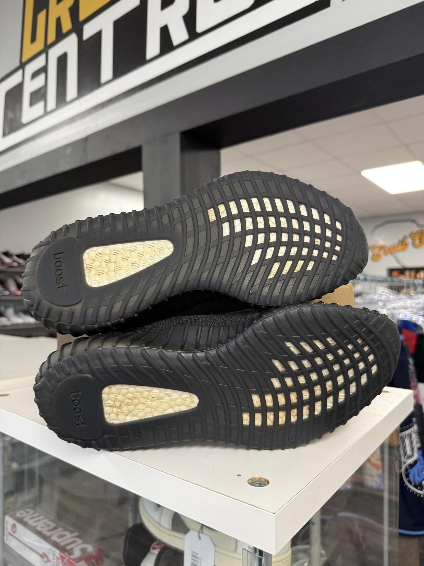 Yeezy 350 "Onyx" Used Size 8.5