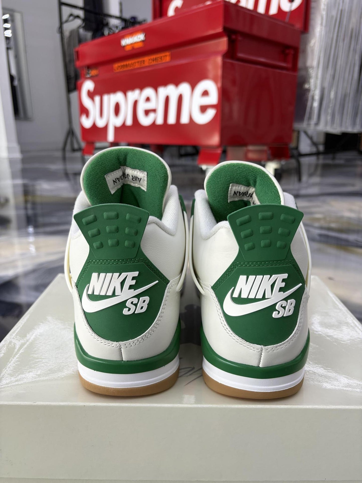 Jordan 4 SB "Pine Green" Used Size 9