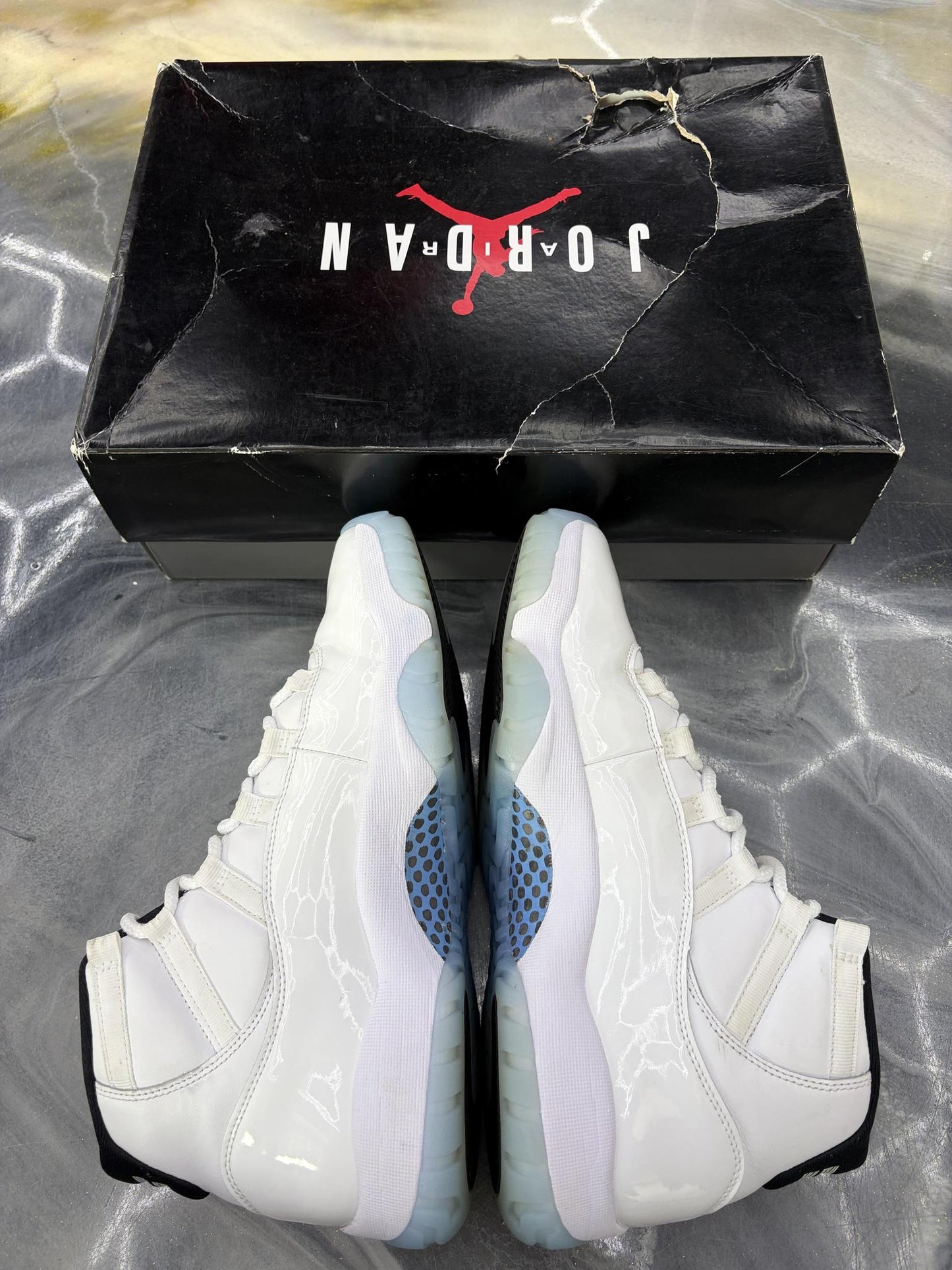 Jordan 11 "Legend Blue" Used Size 9.5