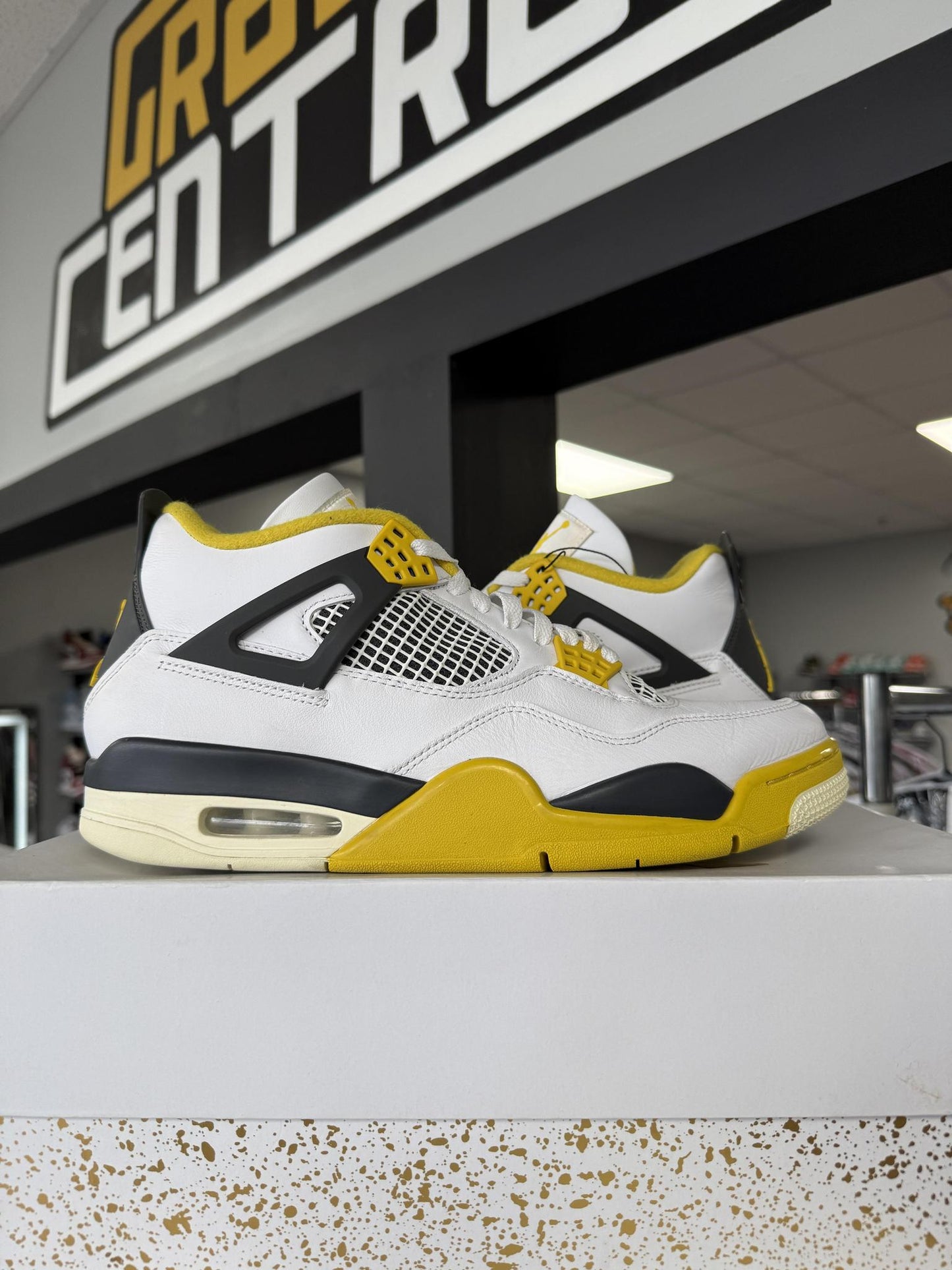 Jordan 4 "Vivid Sulfur" Used Size 10.5