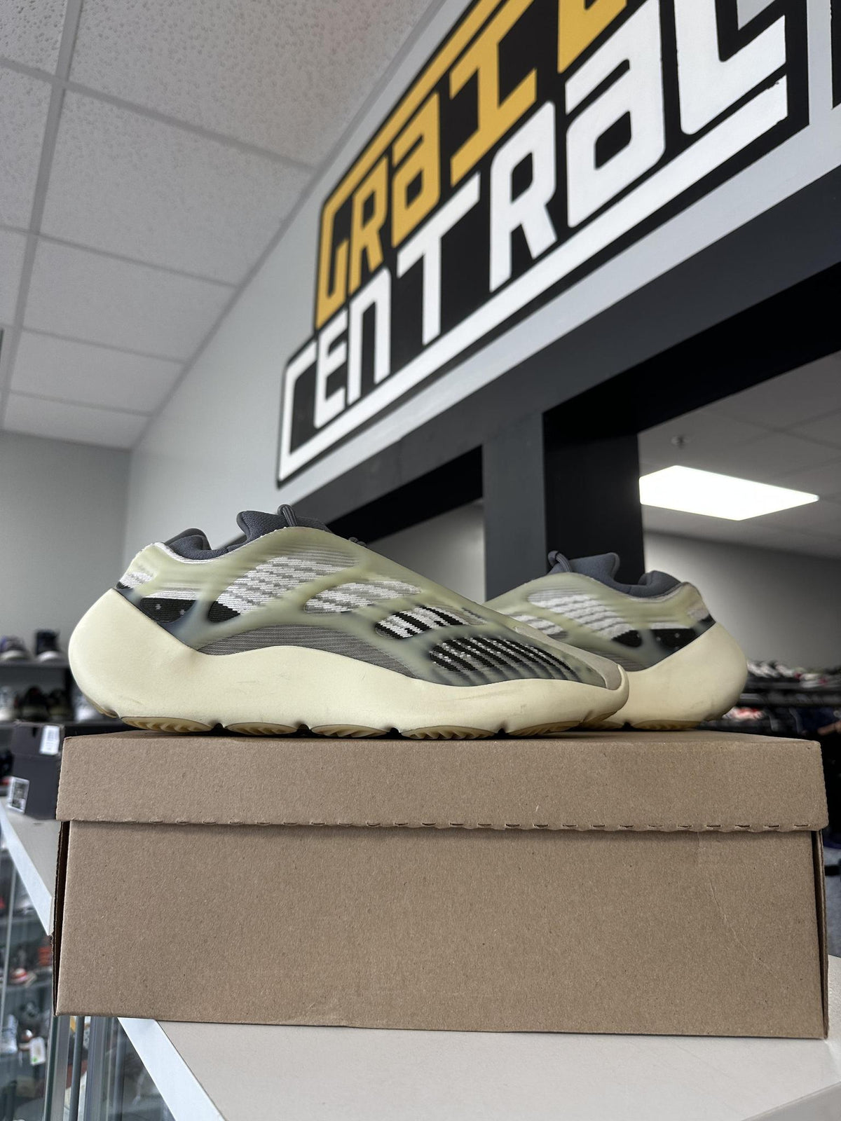 Adidas Yeezy 700 V3 "Grey Tan" 10 Used
