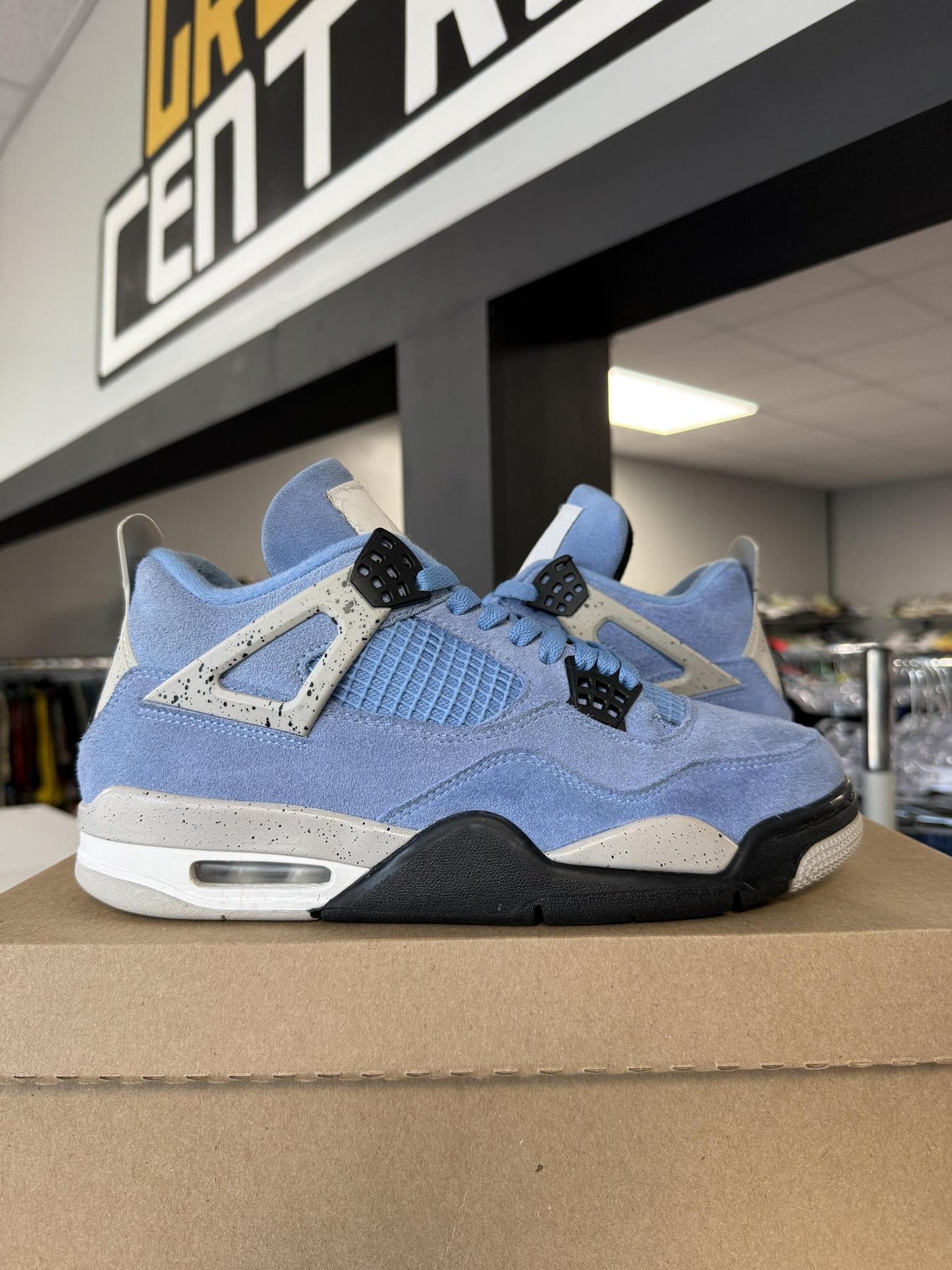 Jordan 4 "University Blue" Used Size 8.5