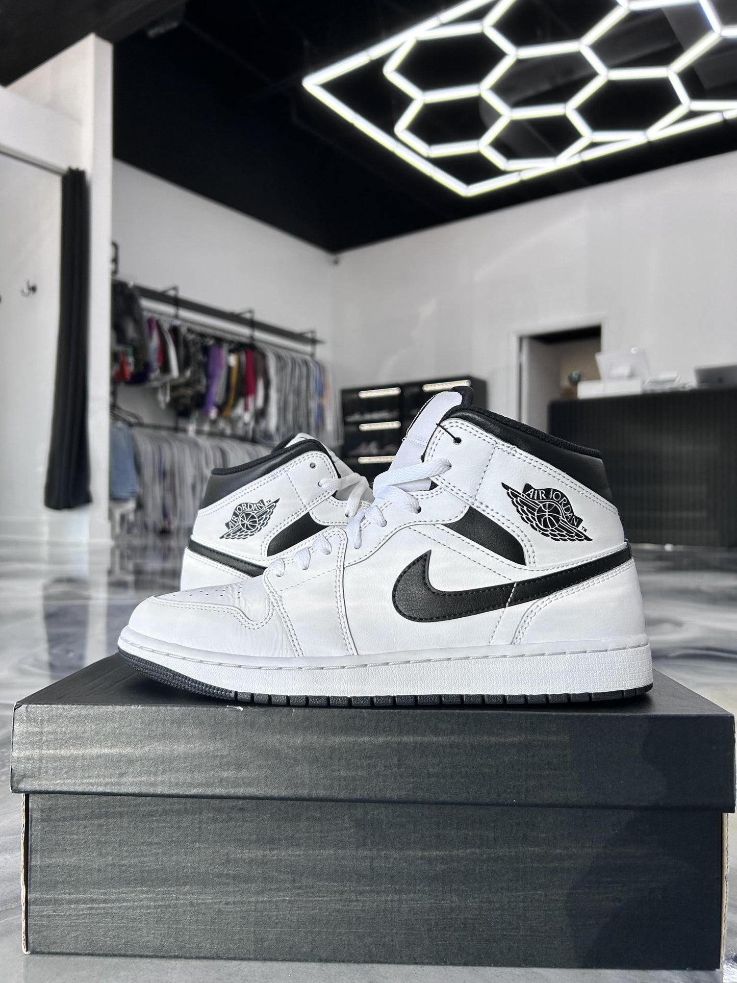 Jordan 1 Mid "Black White" Used Size 9.5
