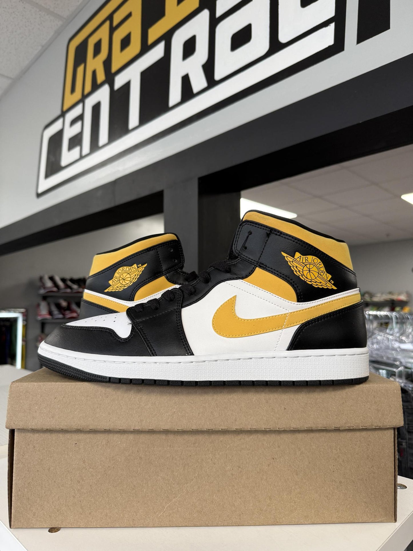 Jordan 1 Mid "Pollen" Used Size 14