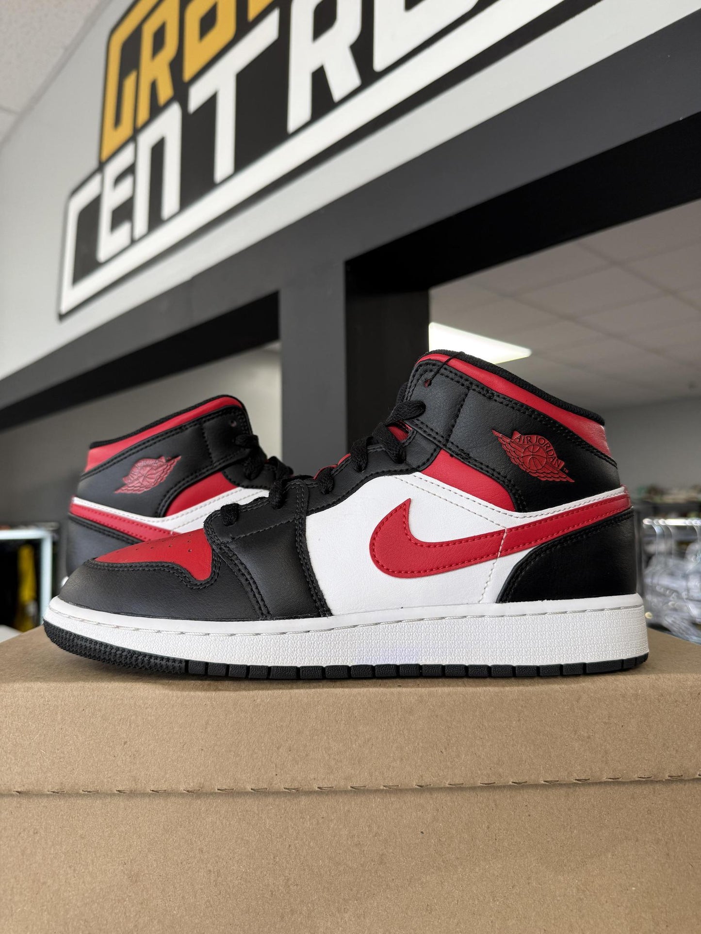 Jordan 1 Mid "Gym Red" Used Size 7Y/8.5W