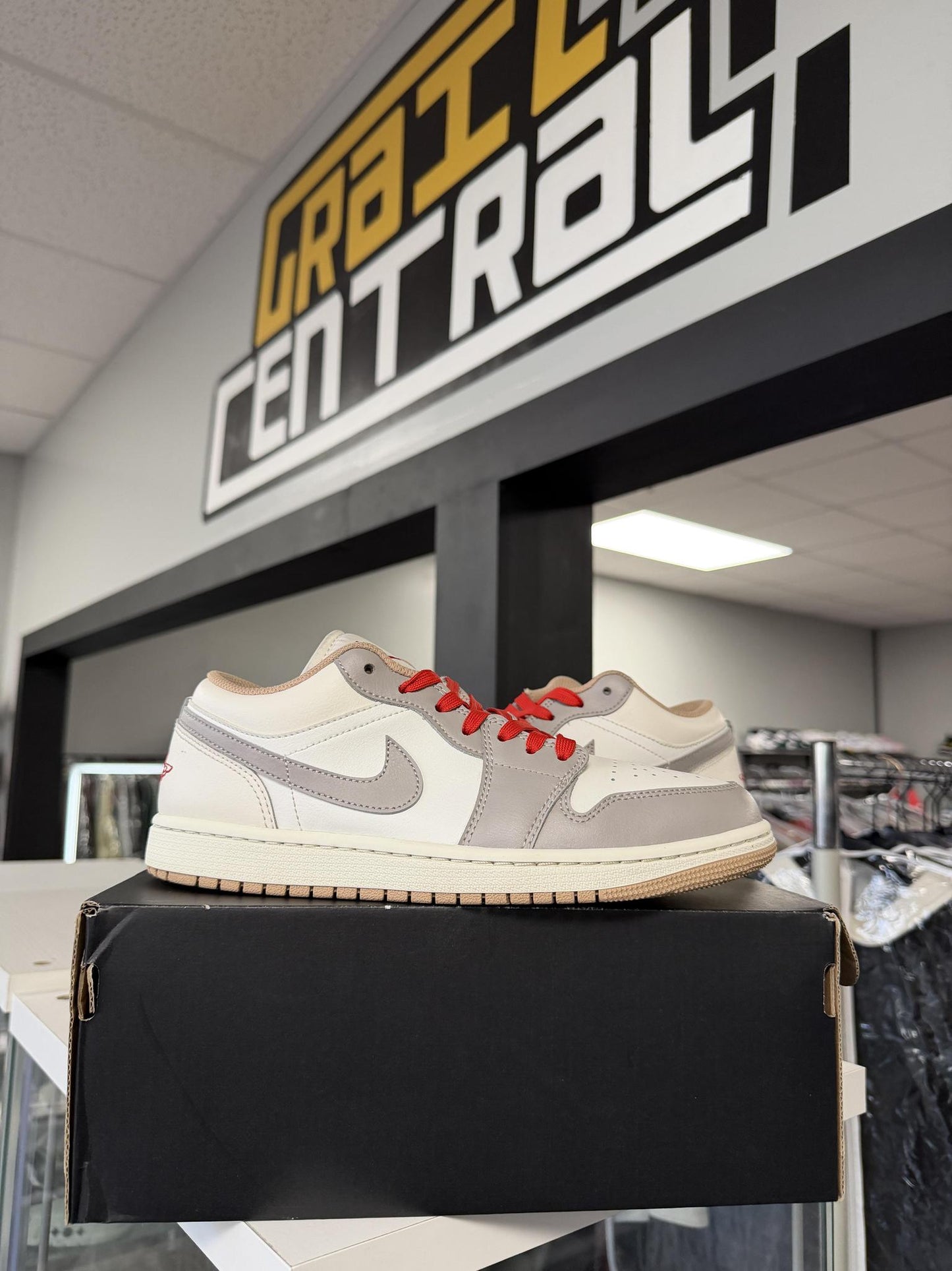 Jordan 1 Low "Sail Fire Red" Used Size 8