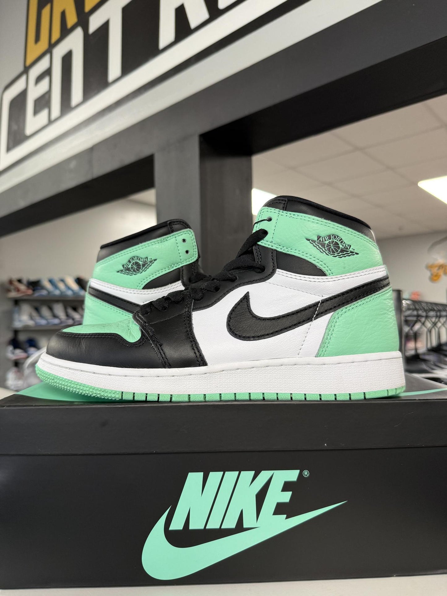 Jordan 1 "Green Glow" Used Size 7Y/8.5W Used