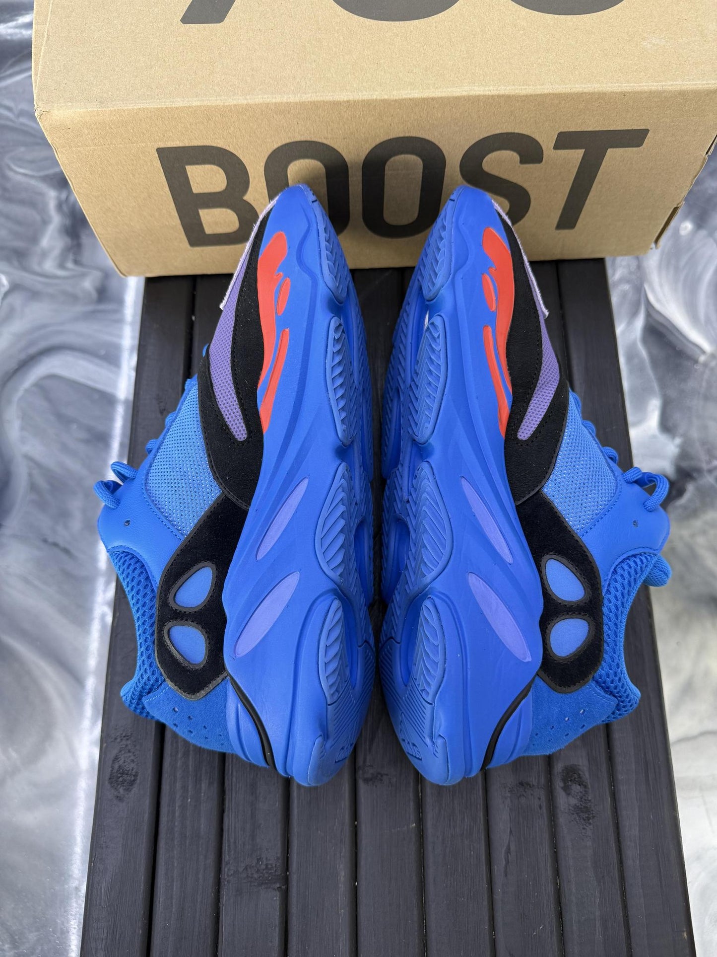Yeezy 700 "Hi Res Blue" Used Size 13.5