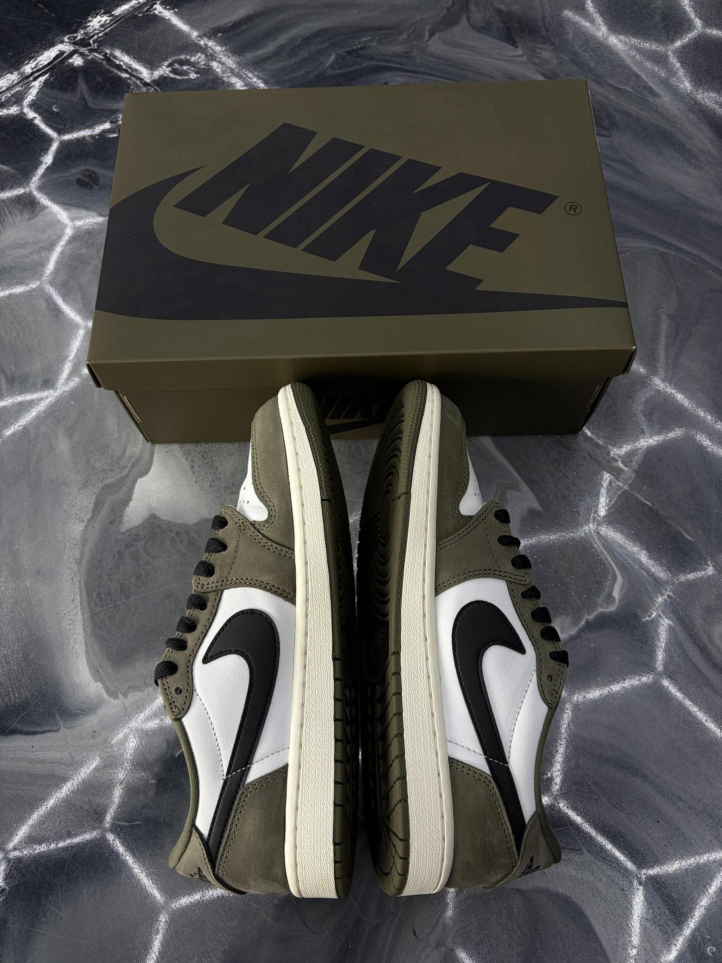 Jordan 1 Low "Medium Olive" Used Size 7.5