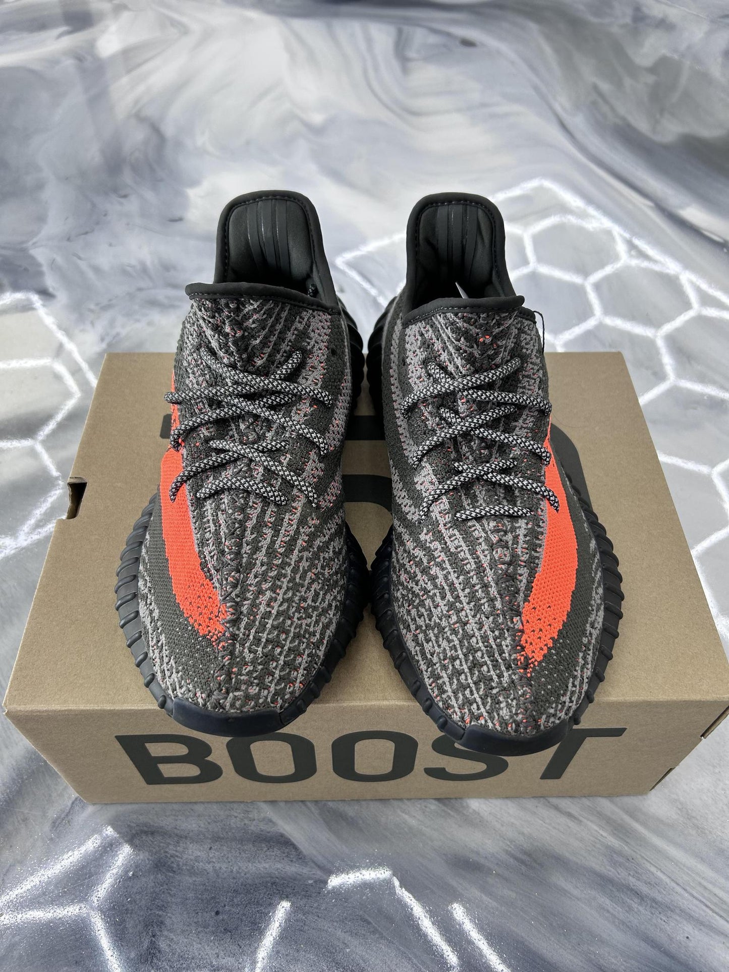 Yeezy 350 V2 "Carbon Beluga" Used Size 9