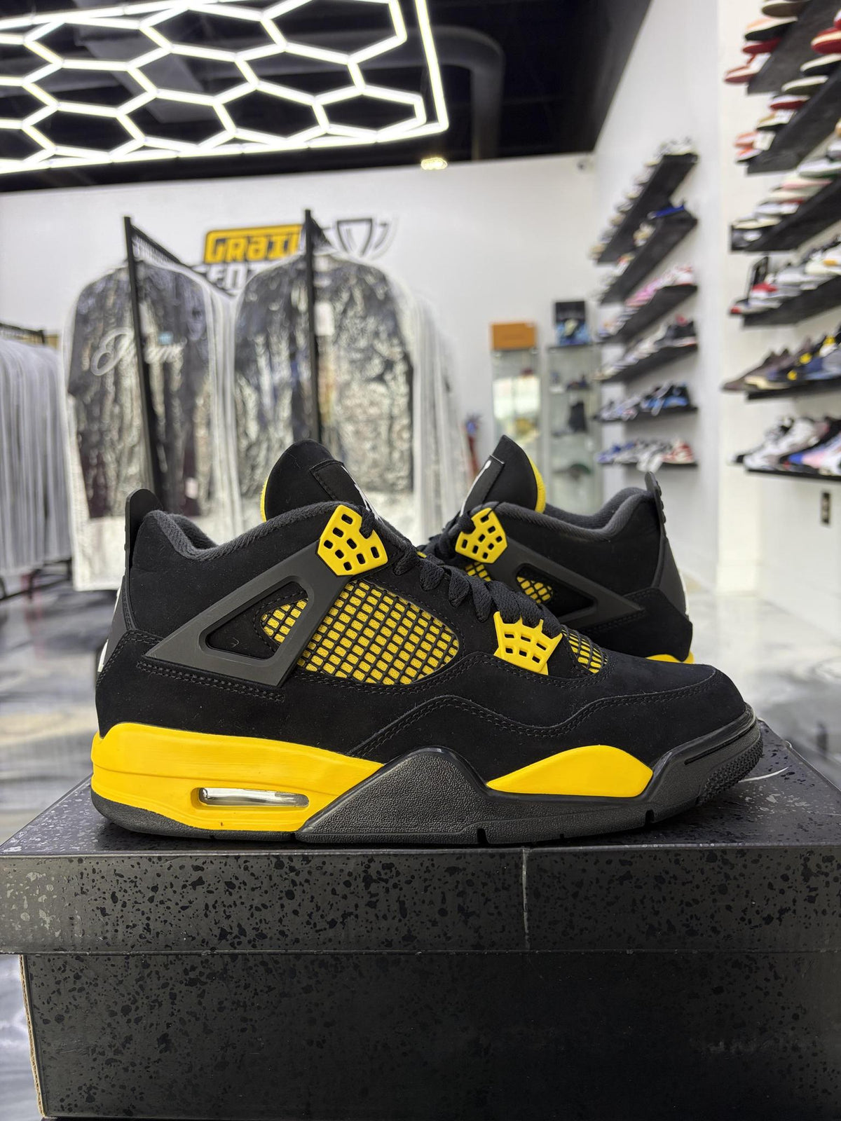 Jordan 4 "Thunder" Used Size 8.5