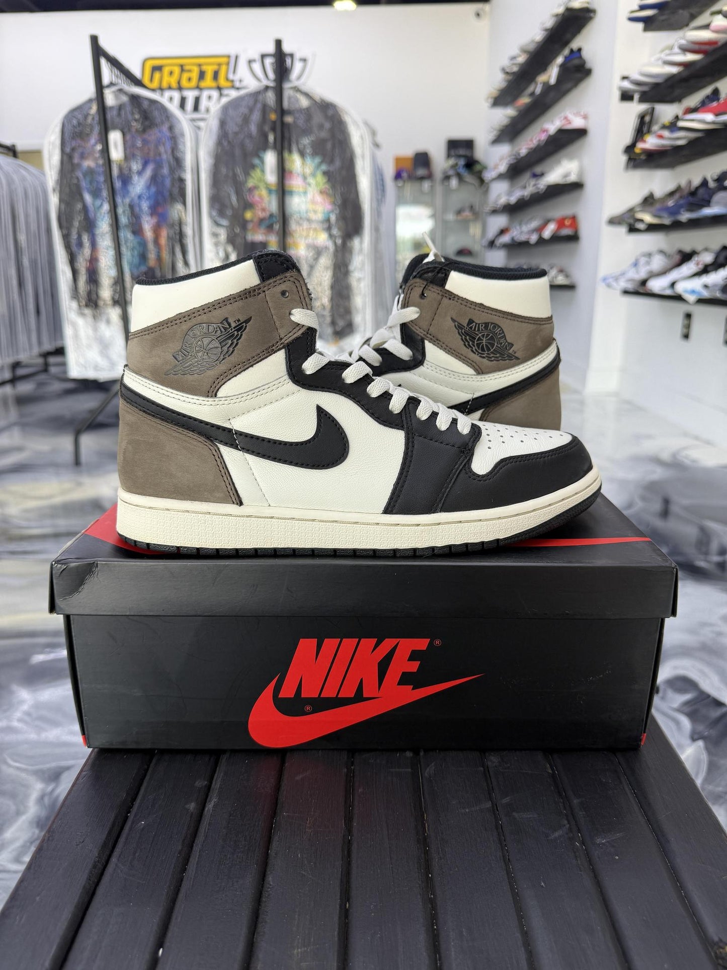 Jordan 1 "Mocha" Used Size 9.5