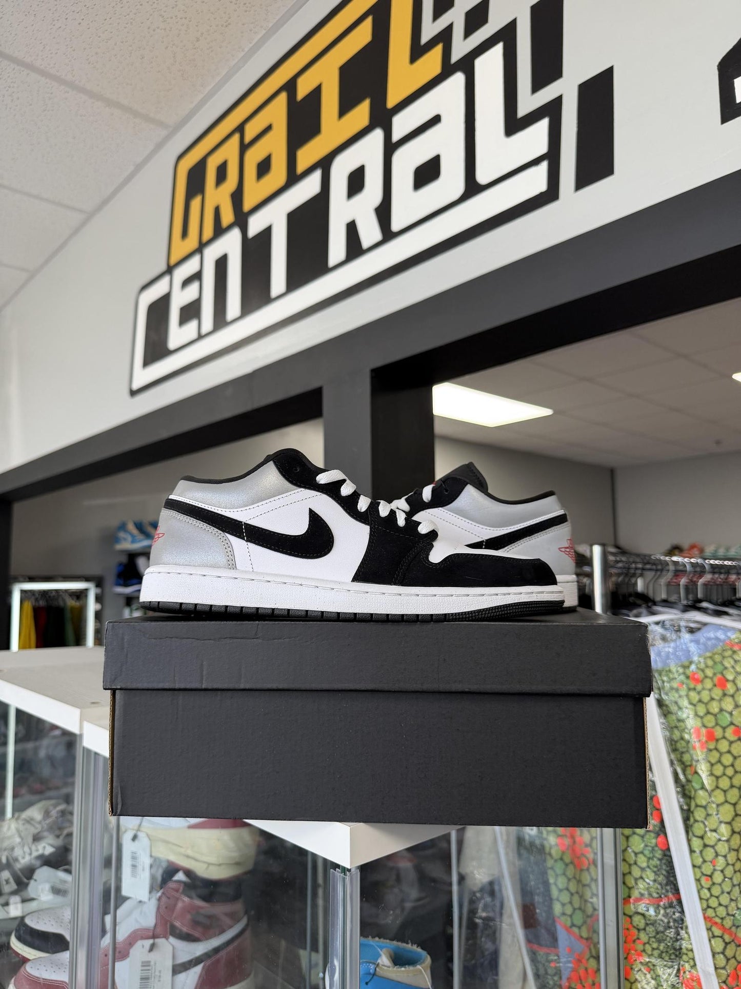 Jordan 1 Low "Metallic Silver" Used Size 10