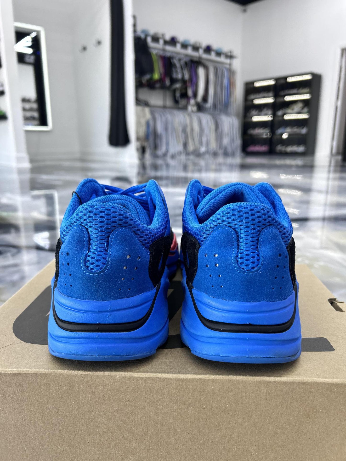 Yeezy 700 "Hi Res Blue" Used Size 10