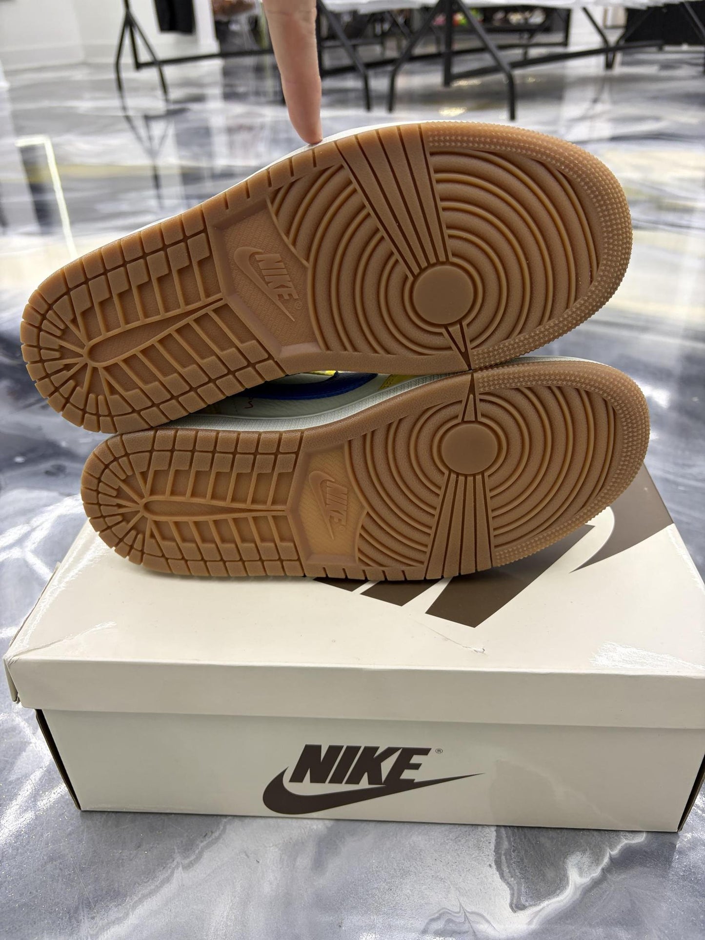 Jordan 1 Low Travis Scott "Canary" Used Size 6Y/7.5W