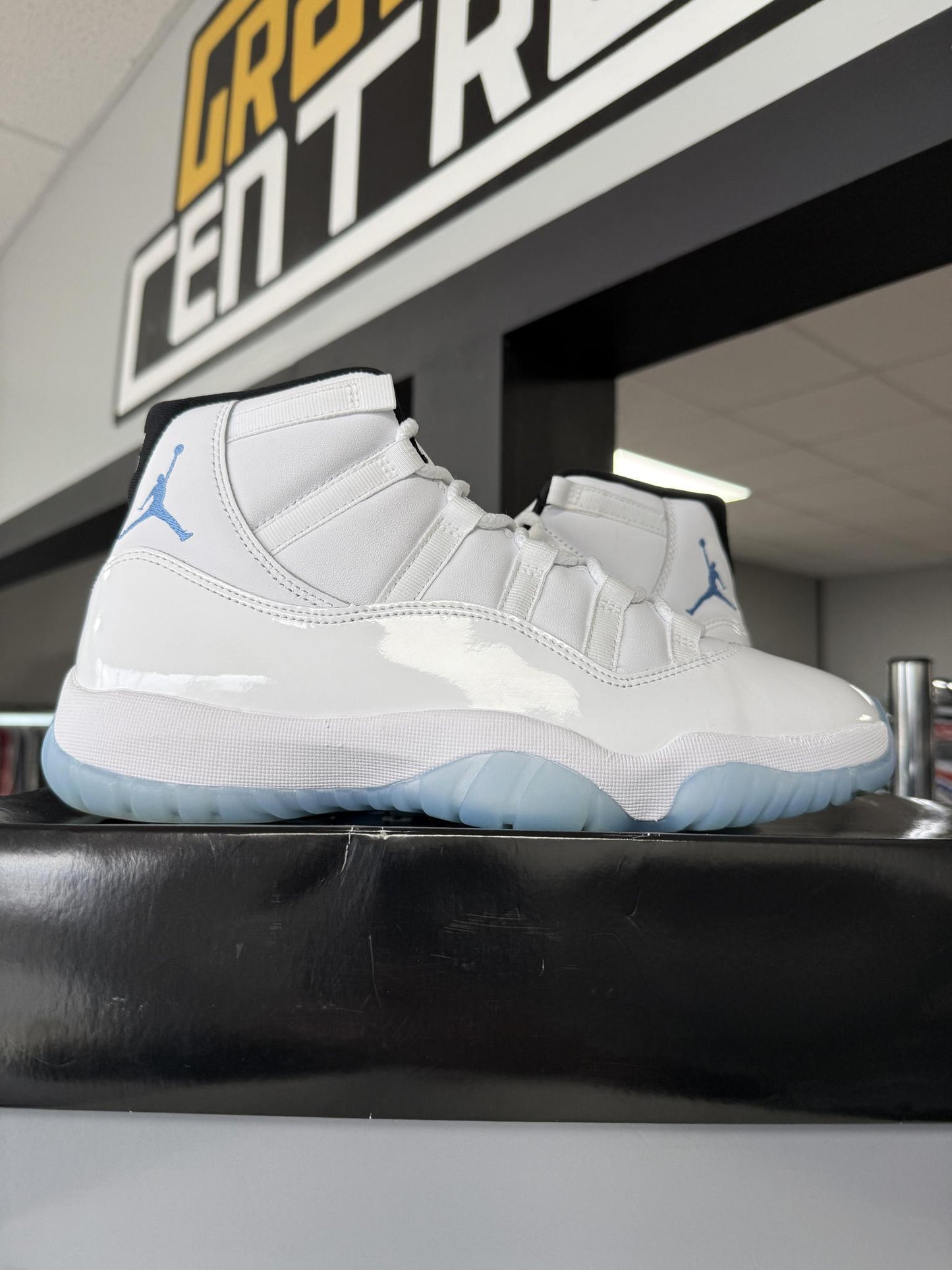 Jordan 11 "Legend Blue" Used Size 9.5