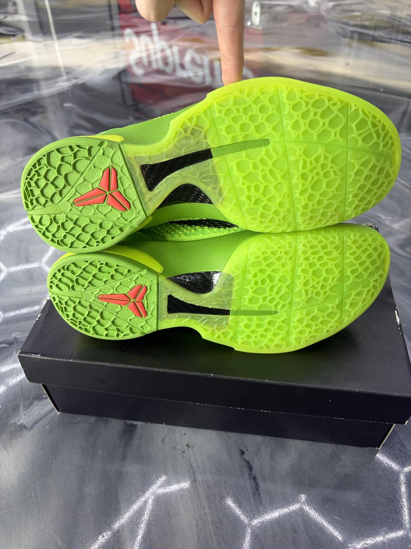 Kobe 6 "Grinch" Used Size 10.5