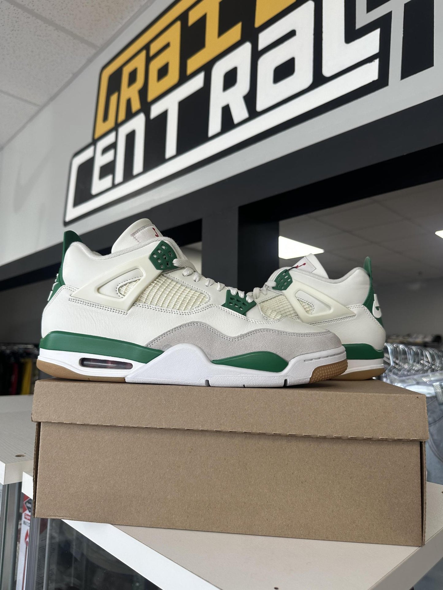 Jordan 4 SB "Pine Green" Size 13