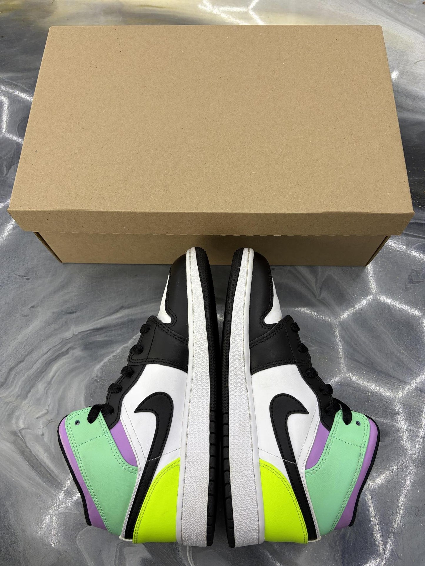 Jordan 1 Mid "Pastel Black Toe" Used Size 5.5Y/7W