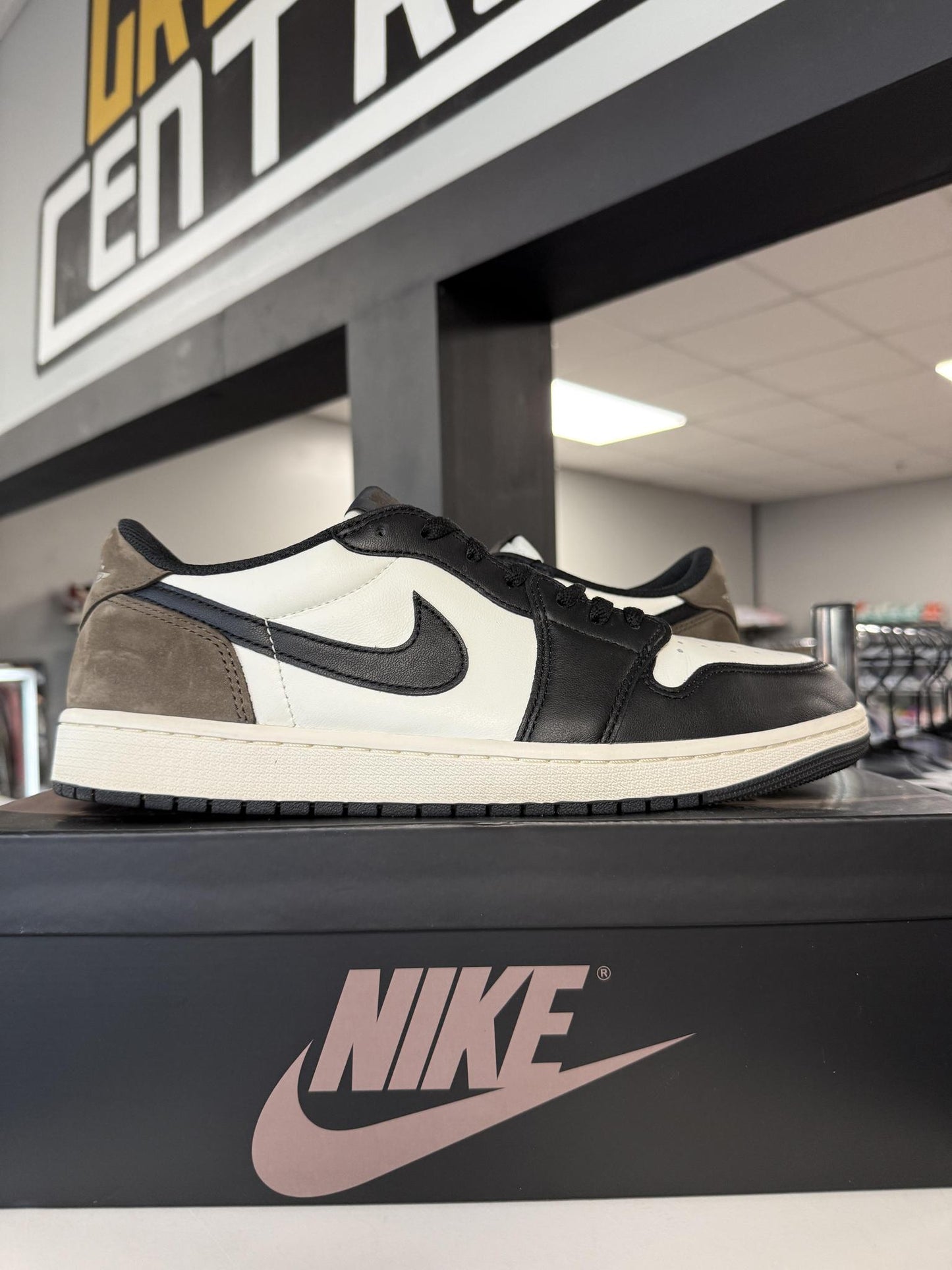 Jordan 1 Low "Mocha" Used Size 12