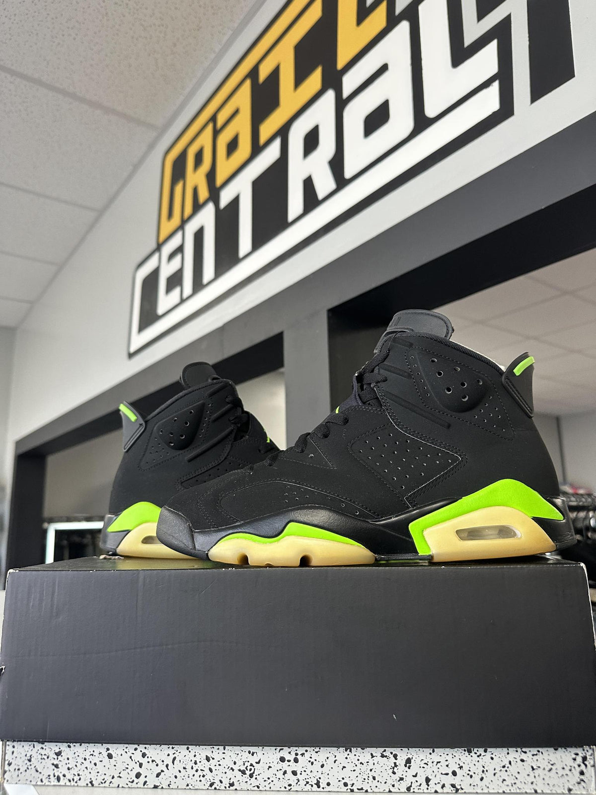 Jordan 6 "Electric Green" Size 9 Used