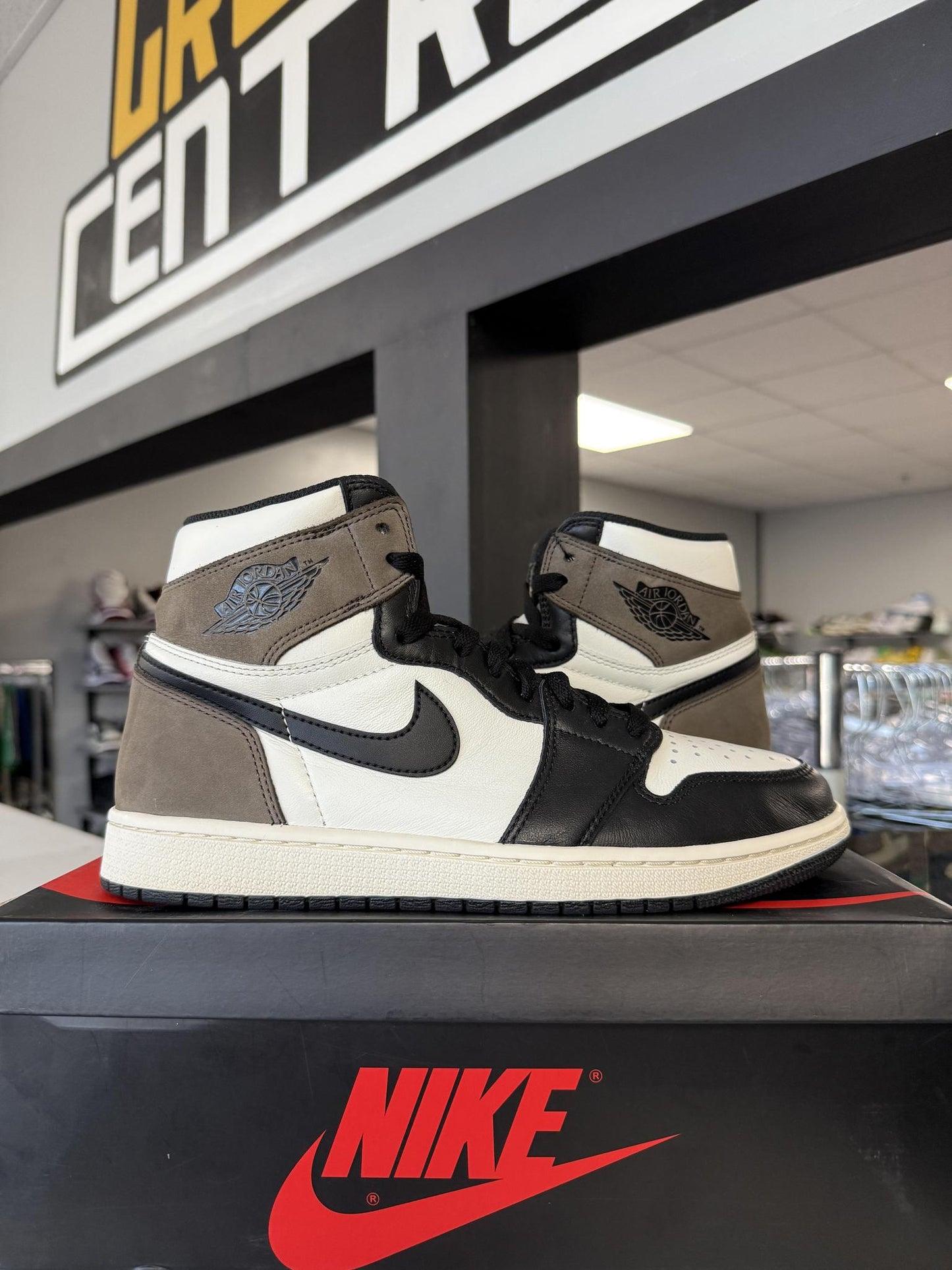 Jordan 1 "Mocha" Used Size 9.5