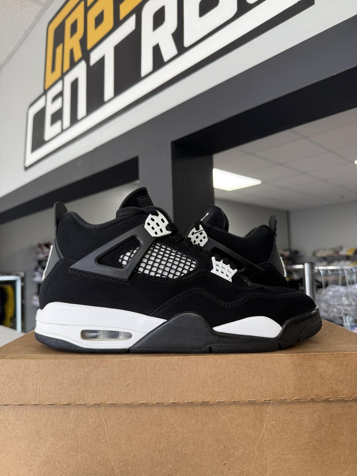 Jordan 4 "White Thunder" Used Size 9.5