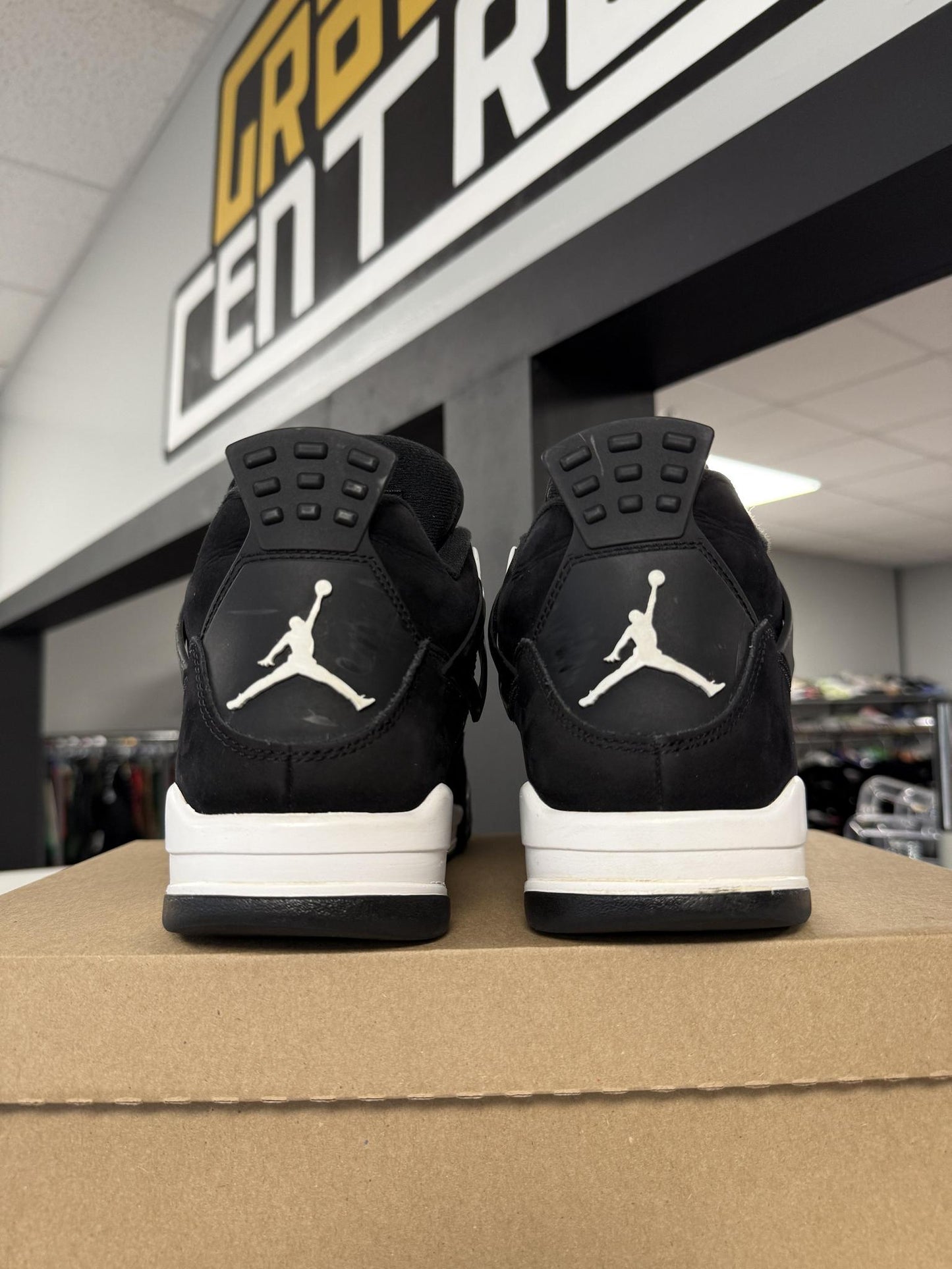 Jordan 4 "White Thunder" Used Size 9