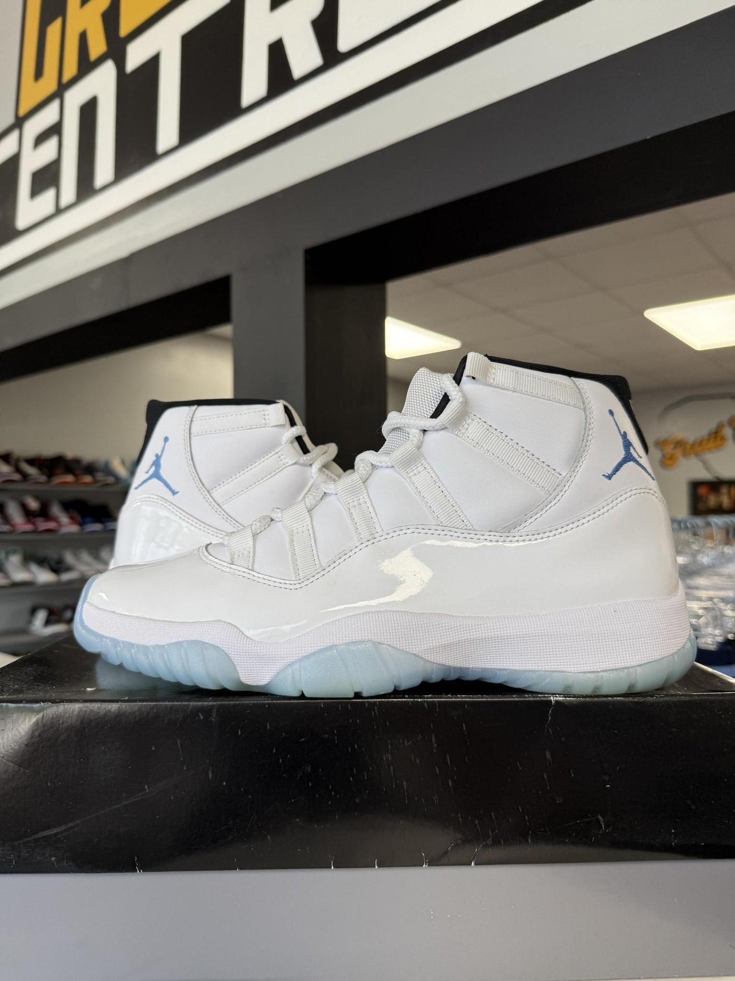 Jordan 11 "Legend Blue" Used Size 9