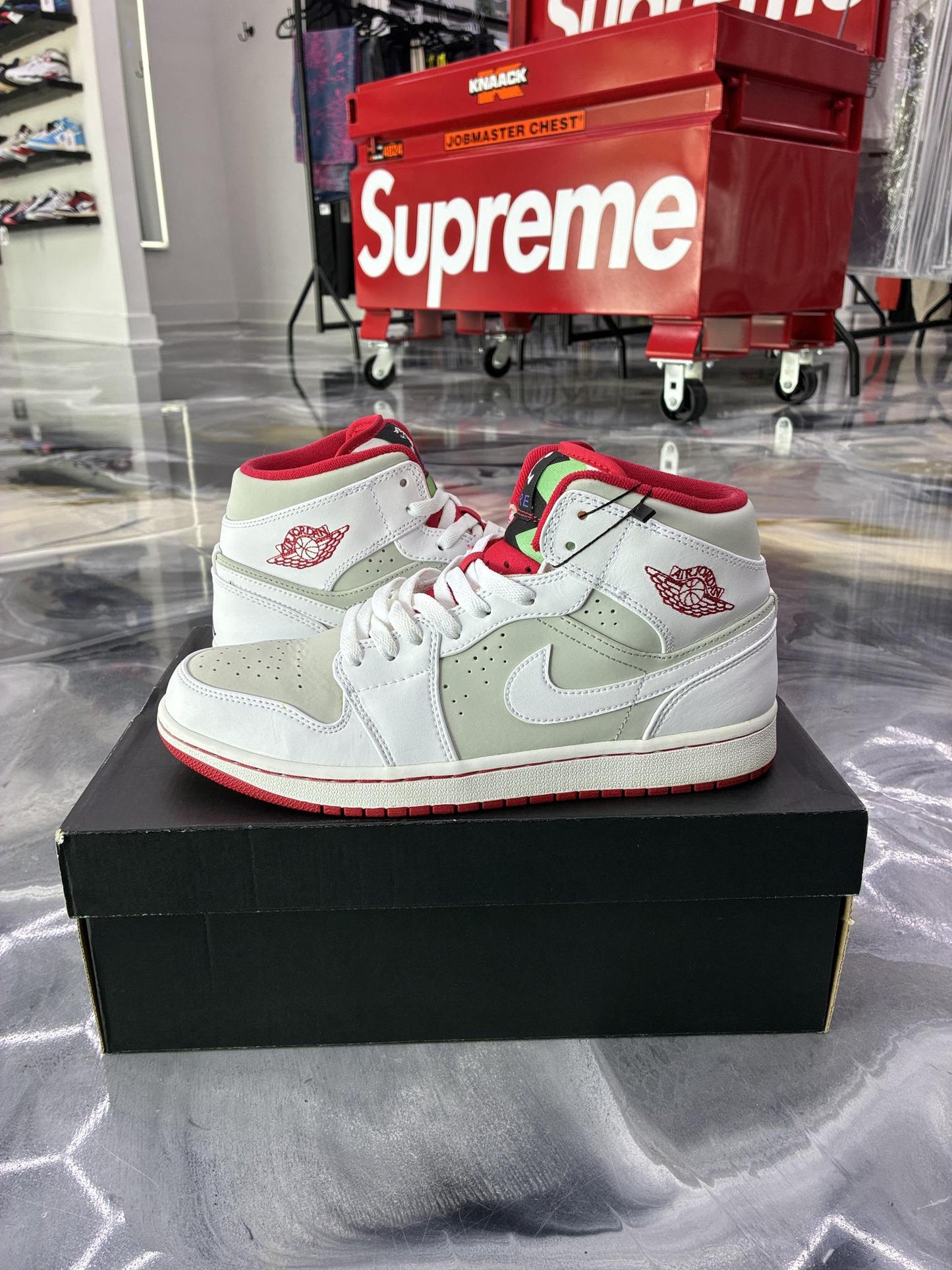 Jordan 1 Mid "Hare" Used Size 9.5