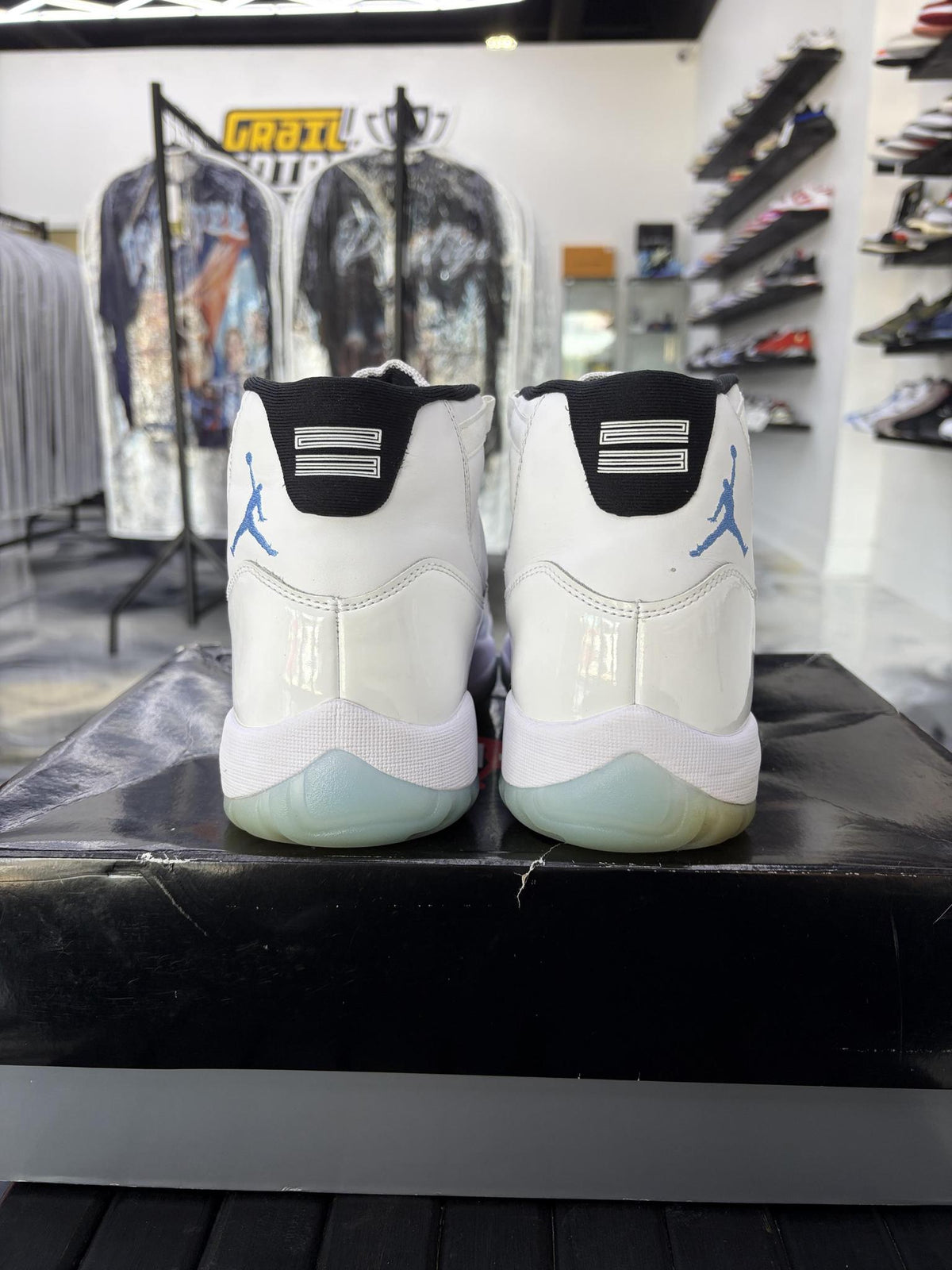 Jordan 11 "Legend Blue" Used Size 9.5