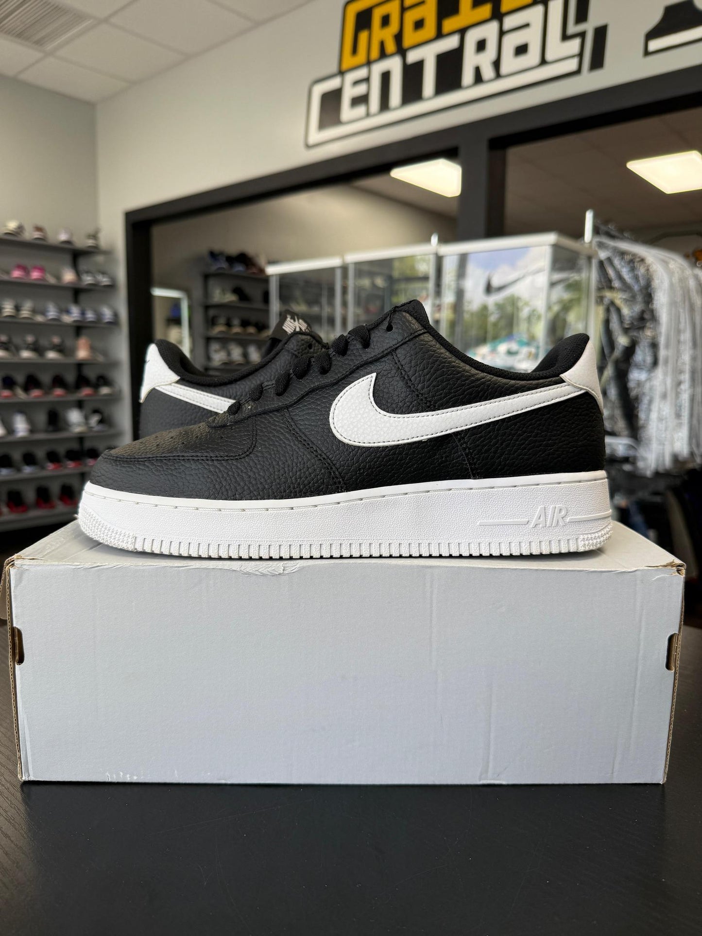 Air Force 1 Low Black White Used Size 10.5