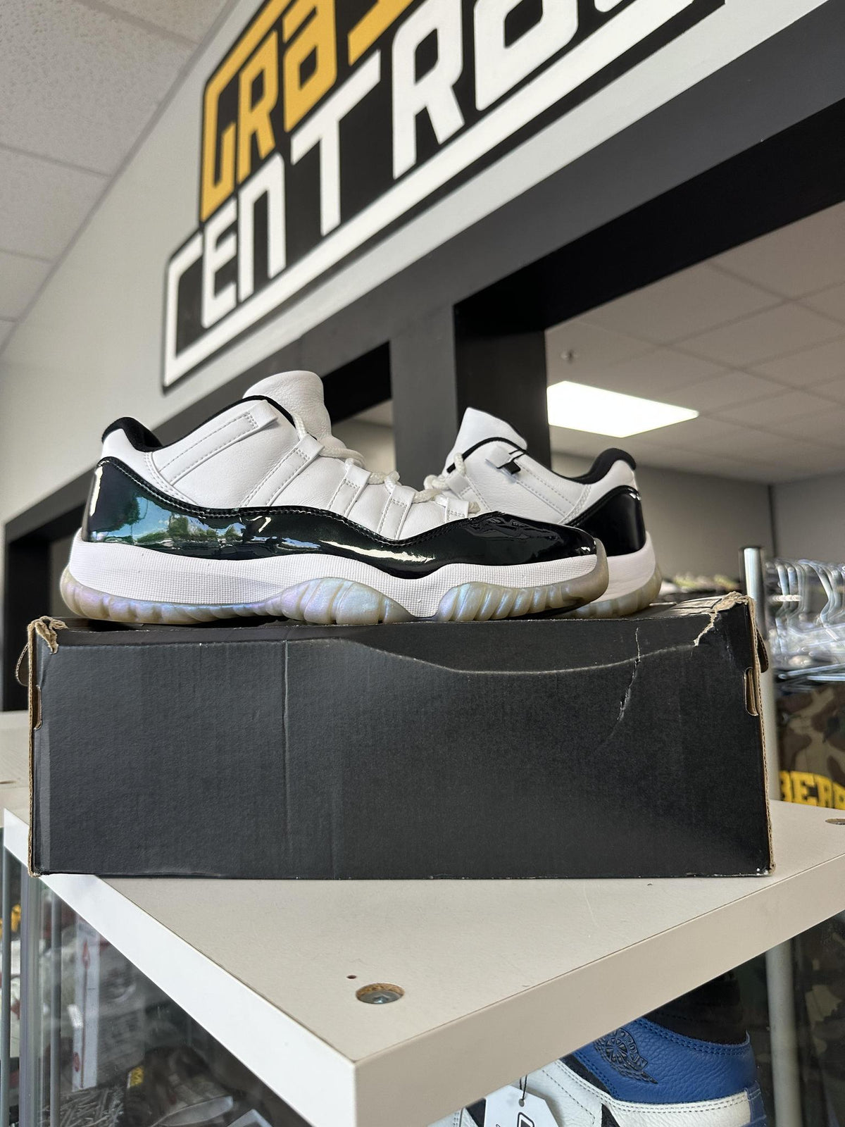 Jordan 11 Low "Emerald" Used Size 9.5