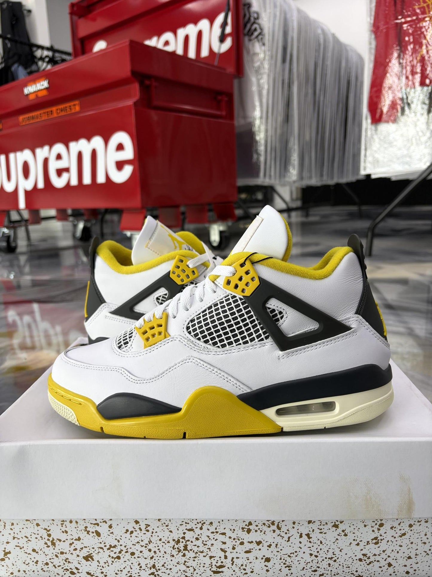 Jordan 4 "Vivid Sulfur" Used Size 10.5W/9M