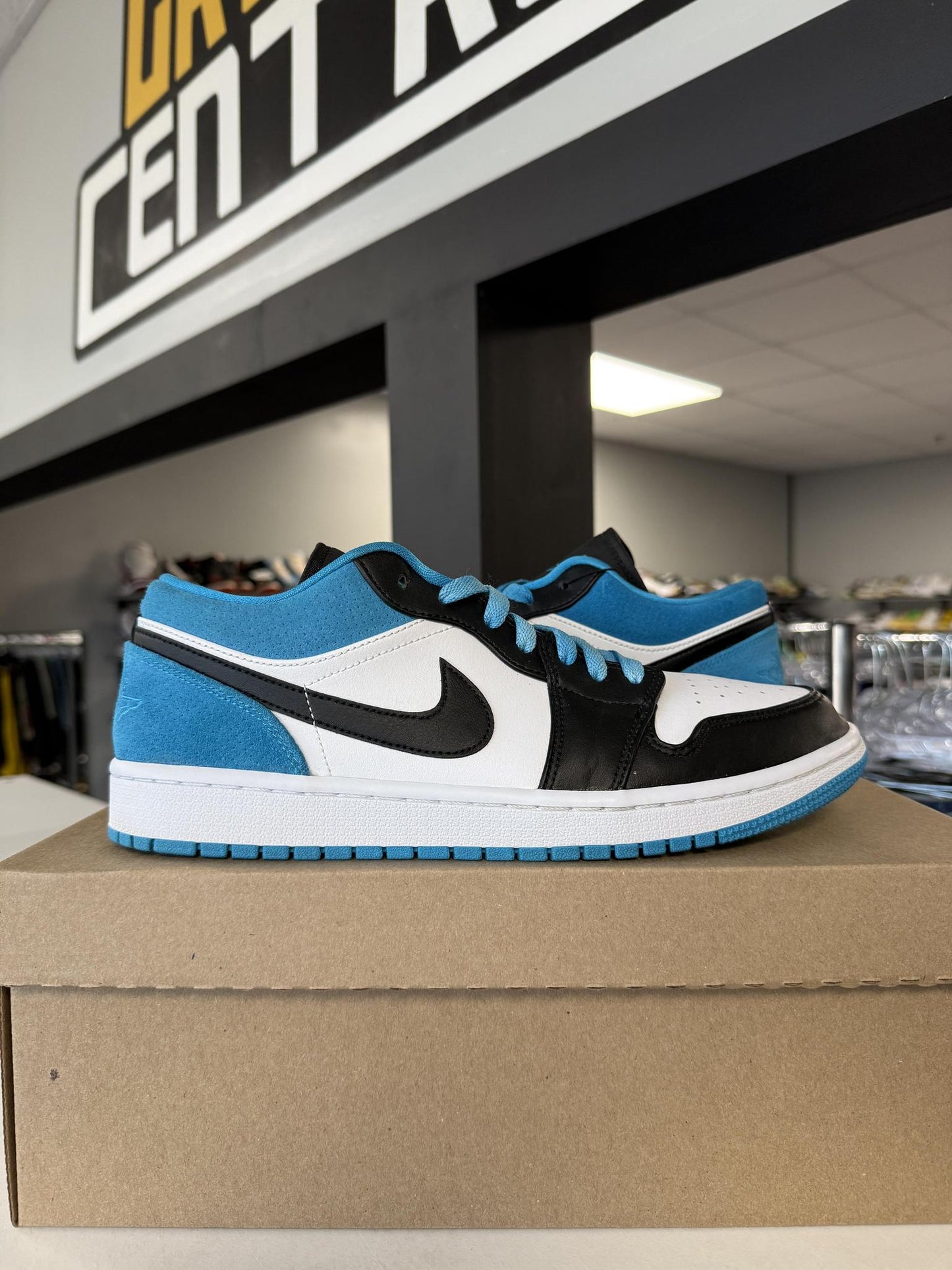 Jordan 1 Low "Laser Blue" Used Size 10.5