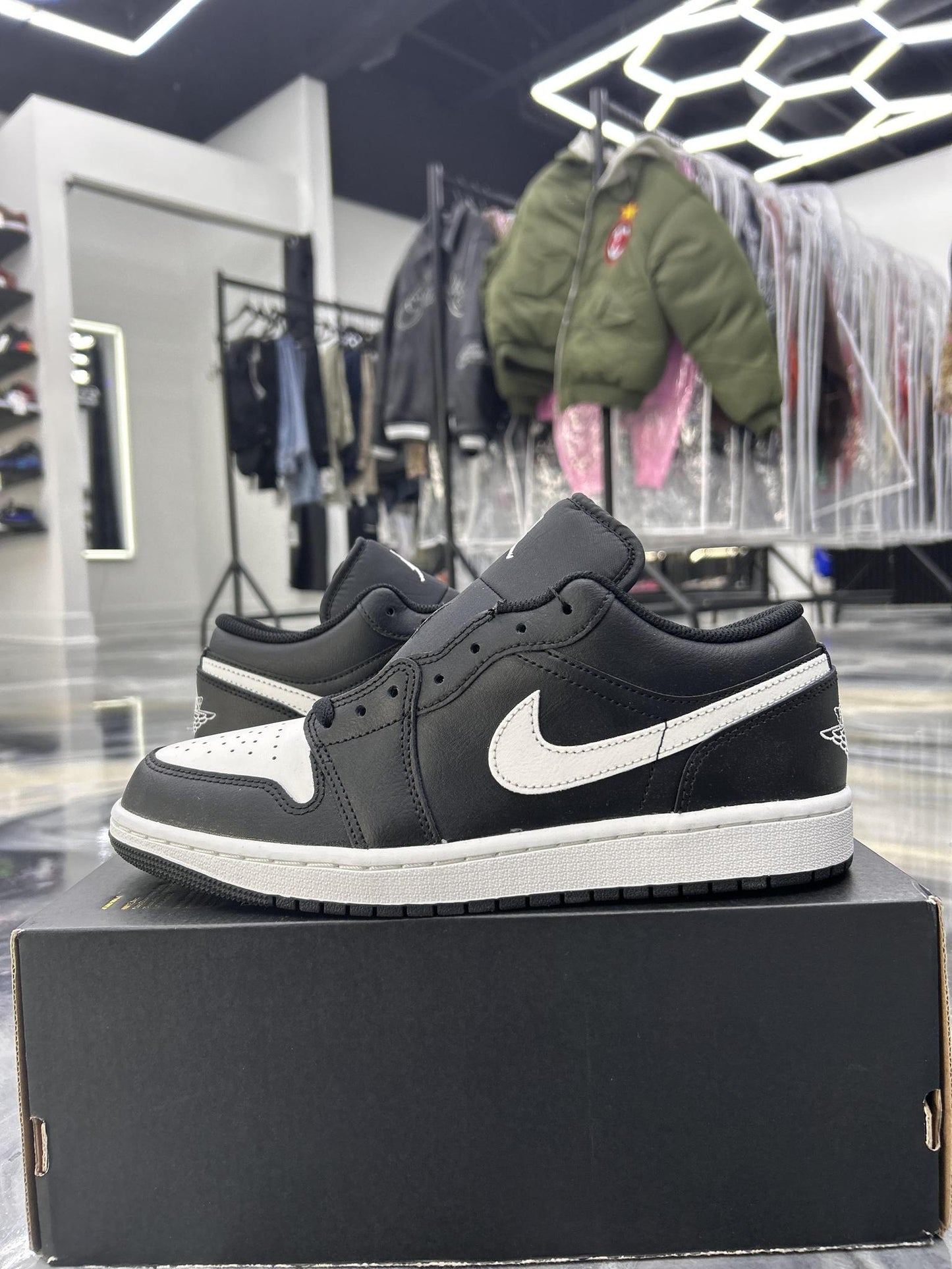 Jordan 1 Low "White Black" Used Size 9