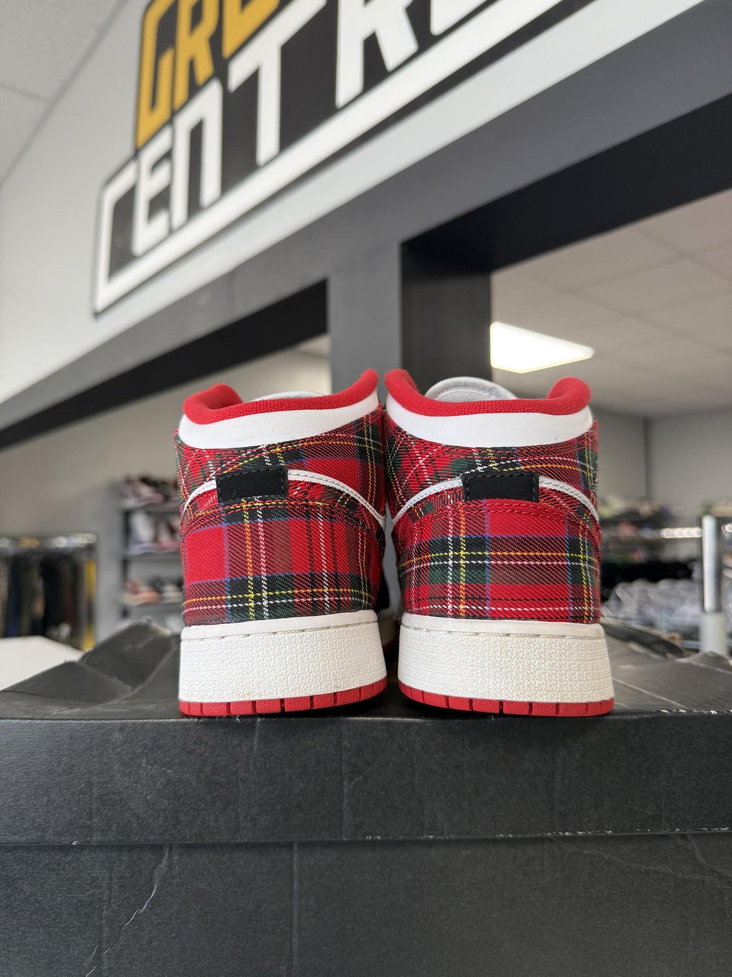Jordan 1 Mid "Plaid" Used Size 7Y/8.5W