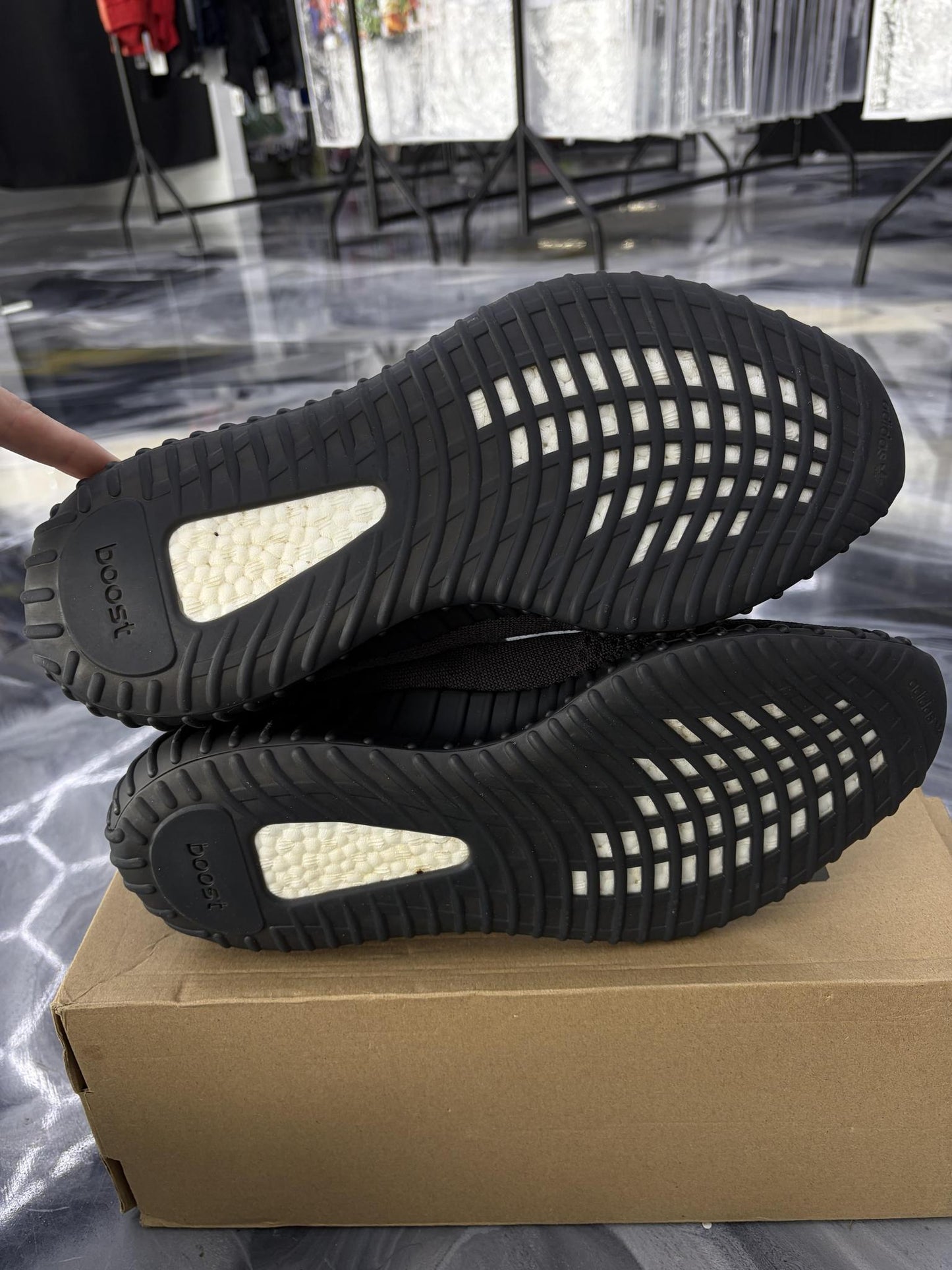 Yeezy 350 V2 "Onyx" Used Size 11.5