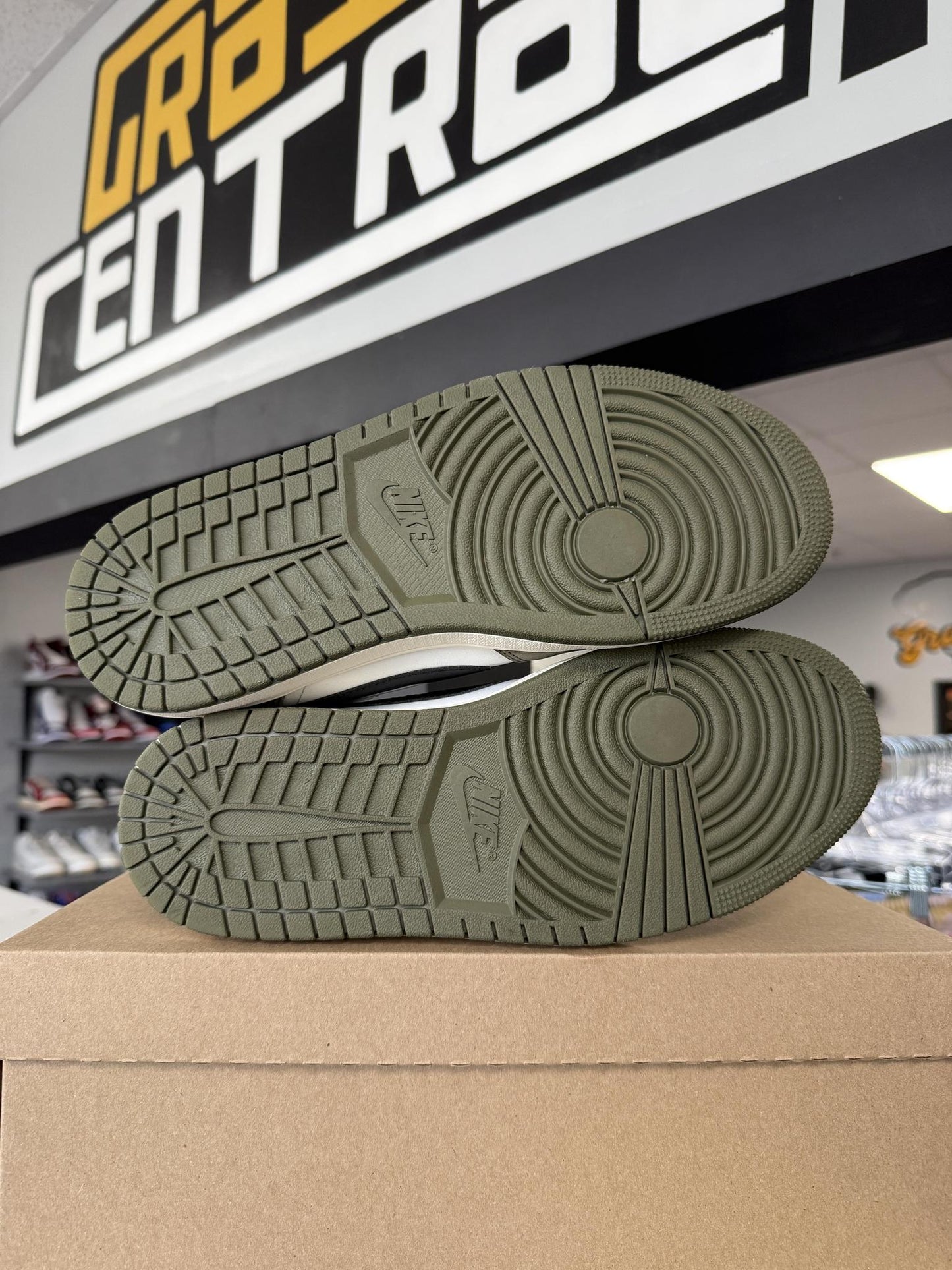 Jordan 1 Low "Medium Olive" Used Size 9.5