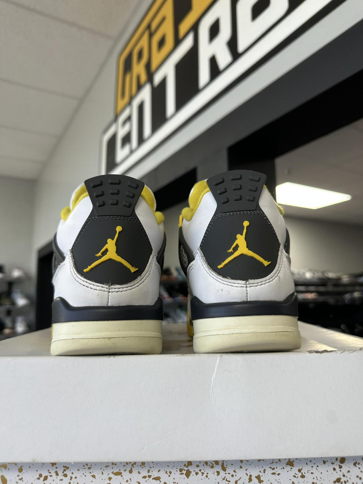 Jordan 4 "Vivid Sulfur" Size 5.5Y/7W Used